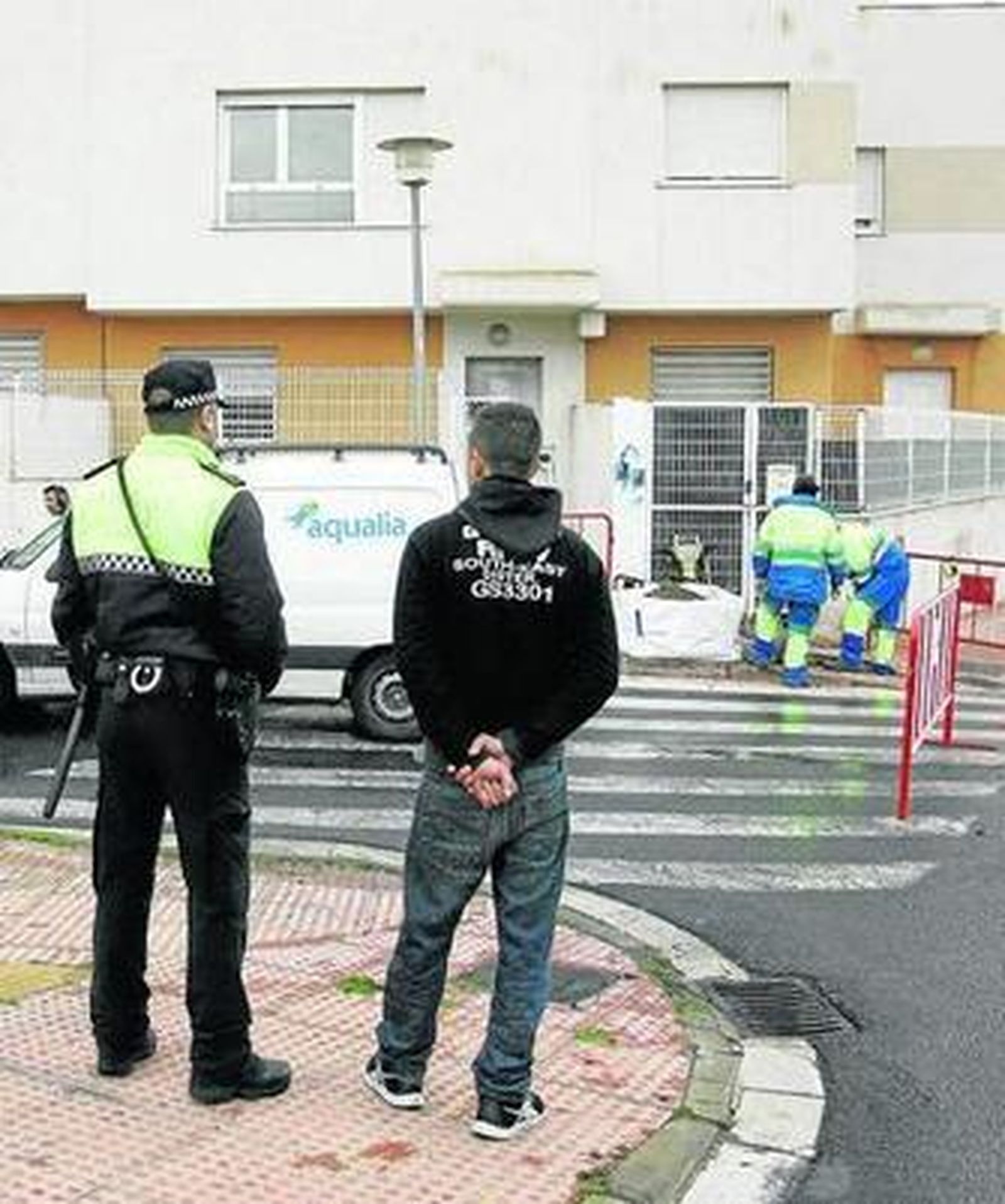 La Policía Local escoltó a trabajadores de Aqualia a cortar el suministro.