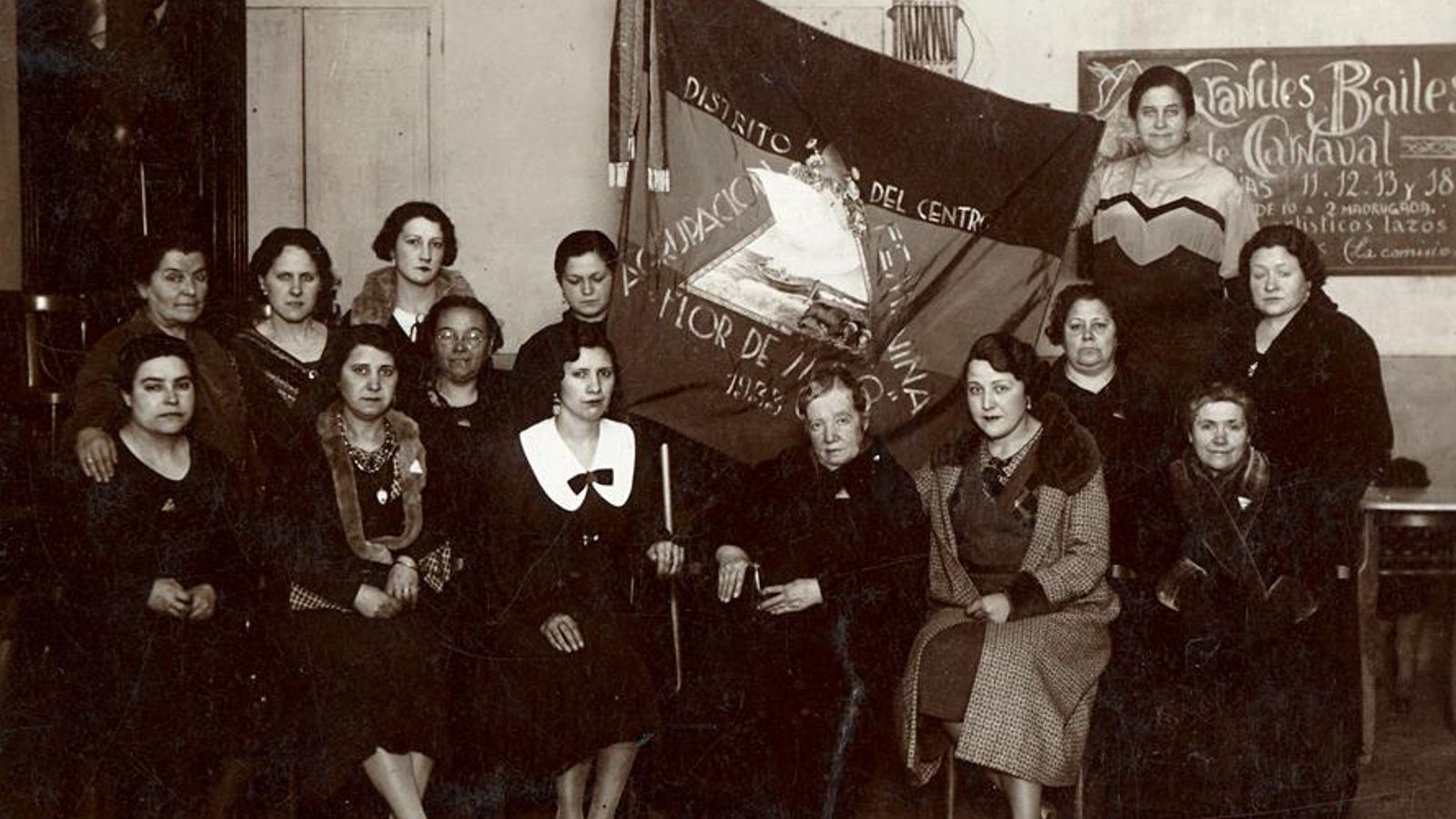 Amalia Carvia (sentada, en el centro de la bandera), en Valencia, en 1933, como presidenta de la Agrupación Femenina Republicana 'Flor de Mayo'.