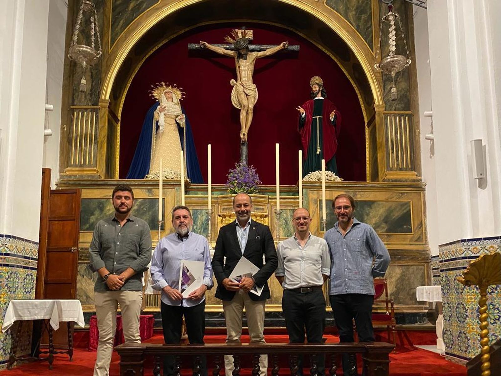 Miembros de la banda y la corporación en la Capilla de la Carretería