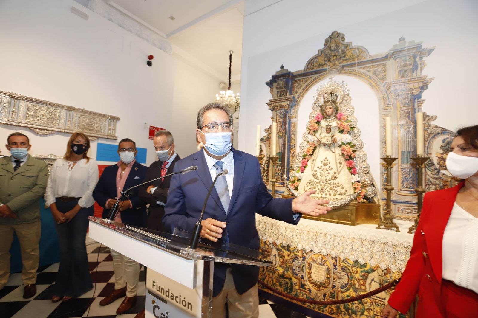 Imágenes de la inauguración de la exposición Regina Roris en la sala de la Fundación Cajasol 'El Comercial'
