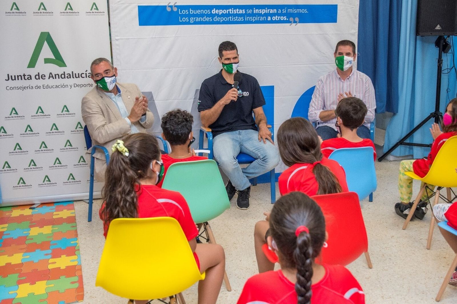 Adrián Gavira, en el centro, durante su intervención en un colegio
