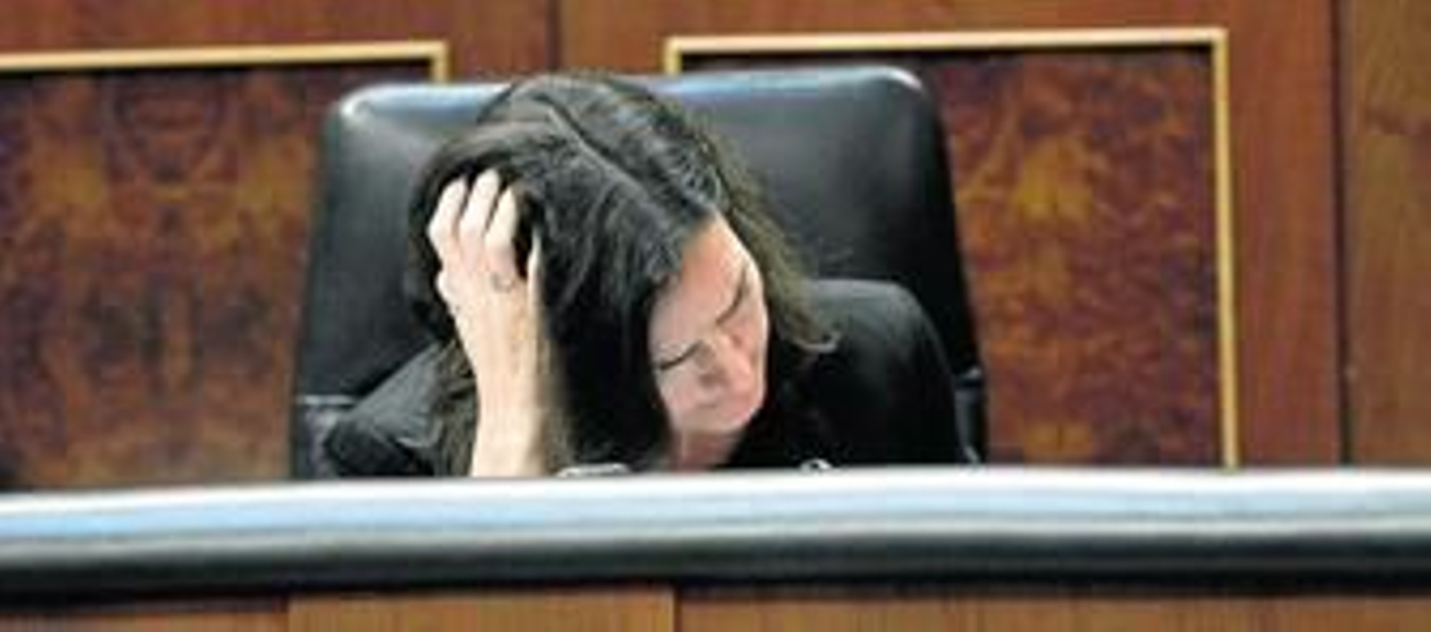 La ministra de Cultura, Ángeles González-Sinde, ayer en su escaño durante la sesión de control al Gobierno.