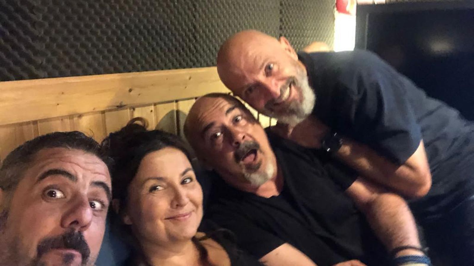 La banda, en el estudio de grabación de Rafa Camisón.