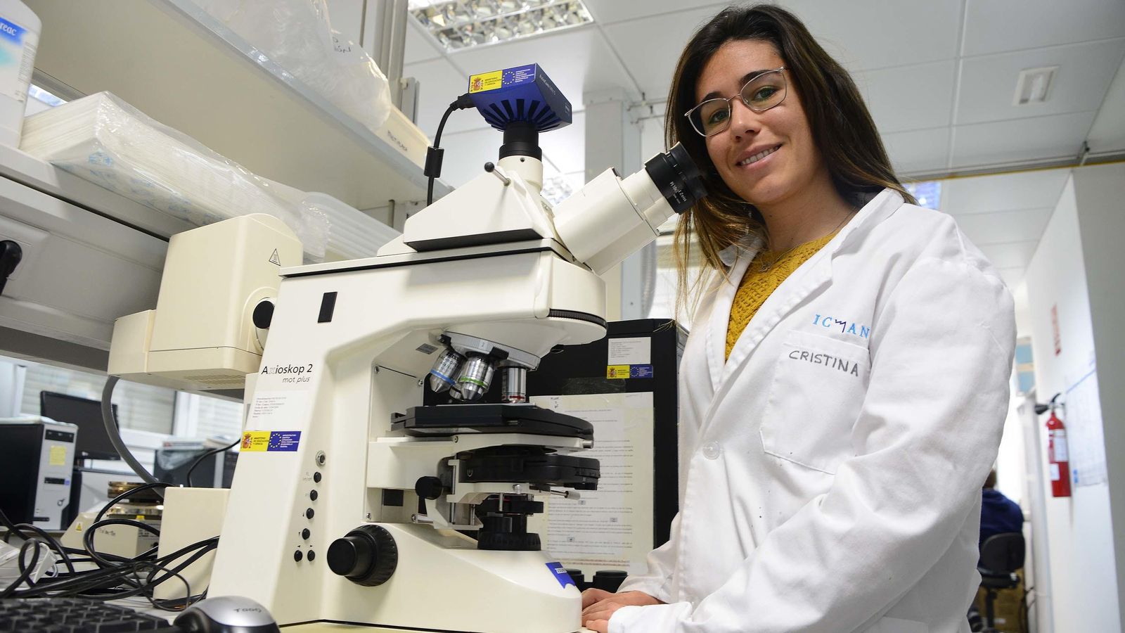 La investigadora Marta Sendra, en el centro del ICMAN-CSIC en Puerto Real.