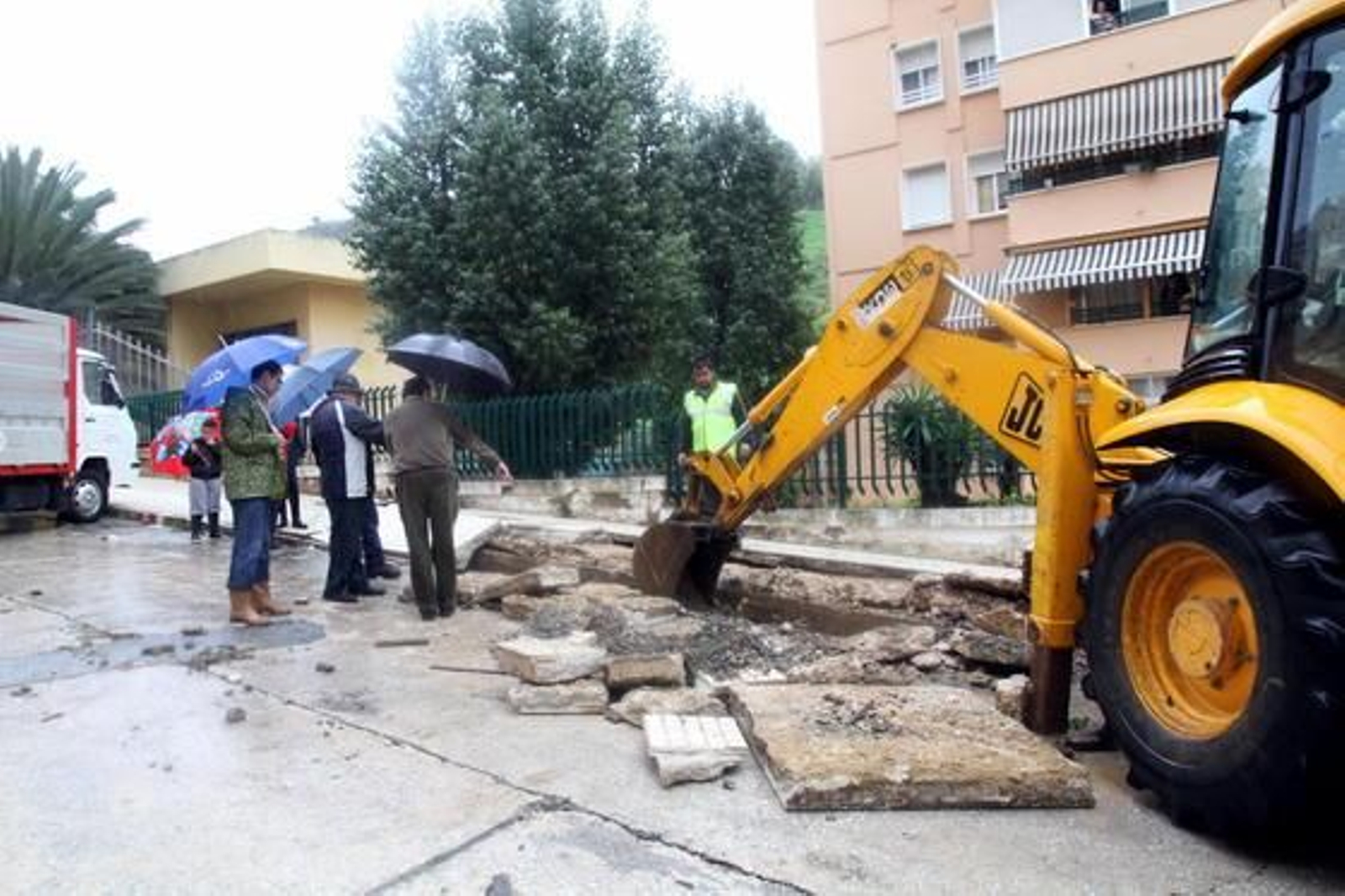 Málaga limpia el barro dejado por la tromba de agua del sábado
