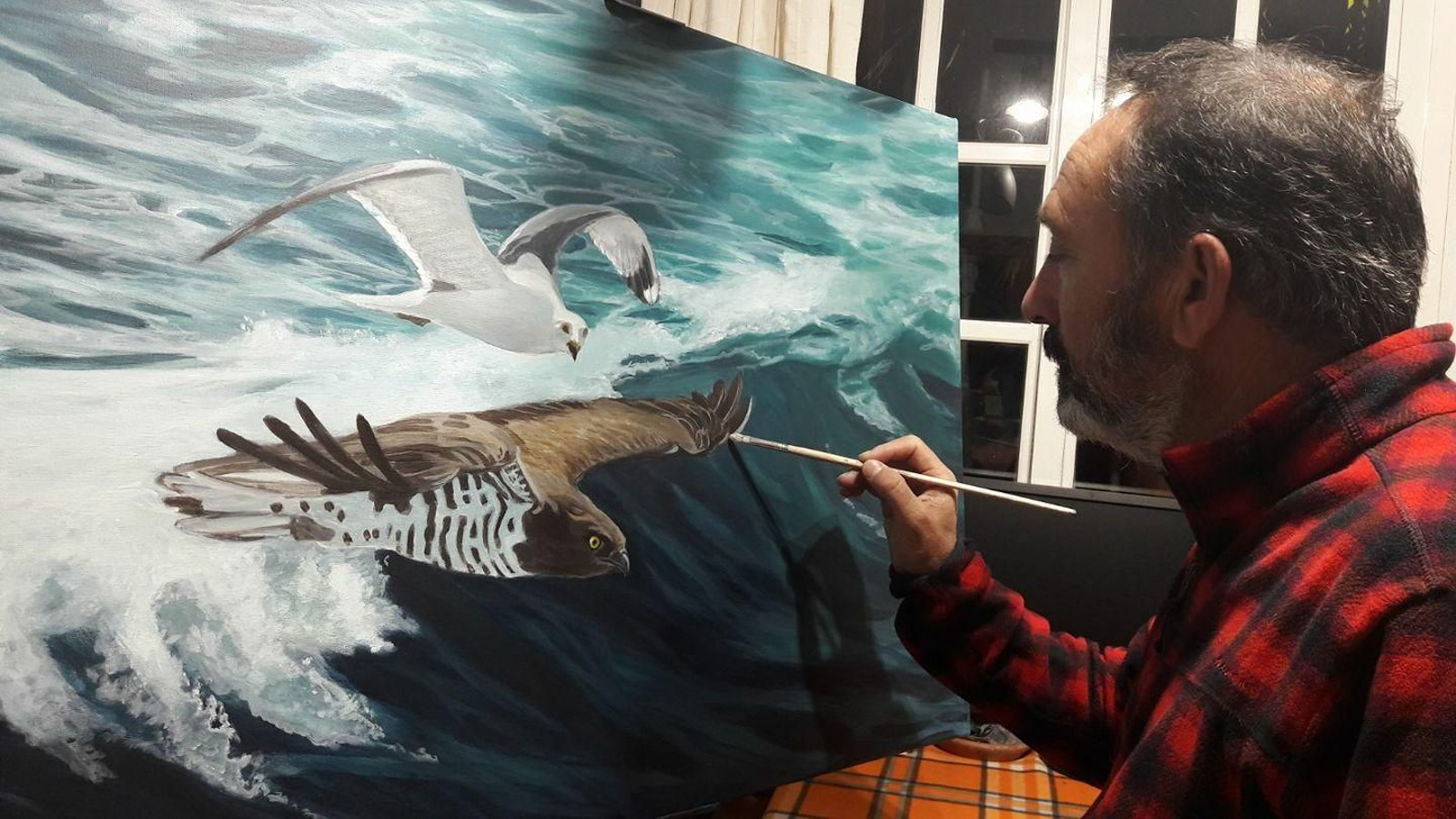 Nicolás Ruiz trabajando en la obra de la portada del cuaderno de campo del Estrecho de Gibraltar