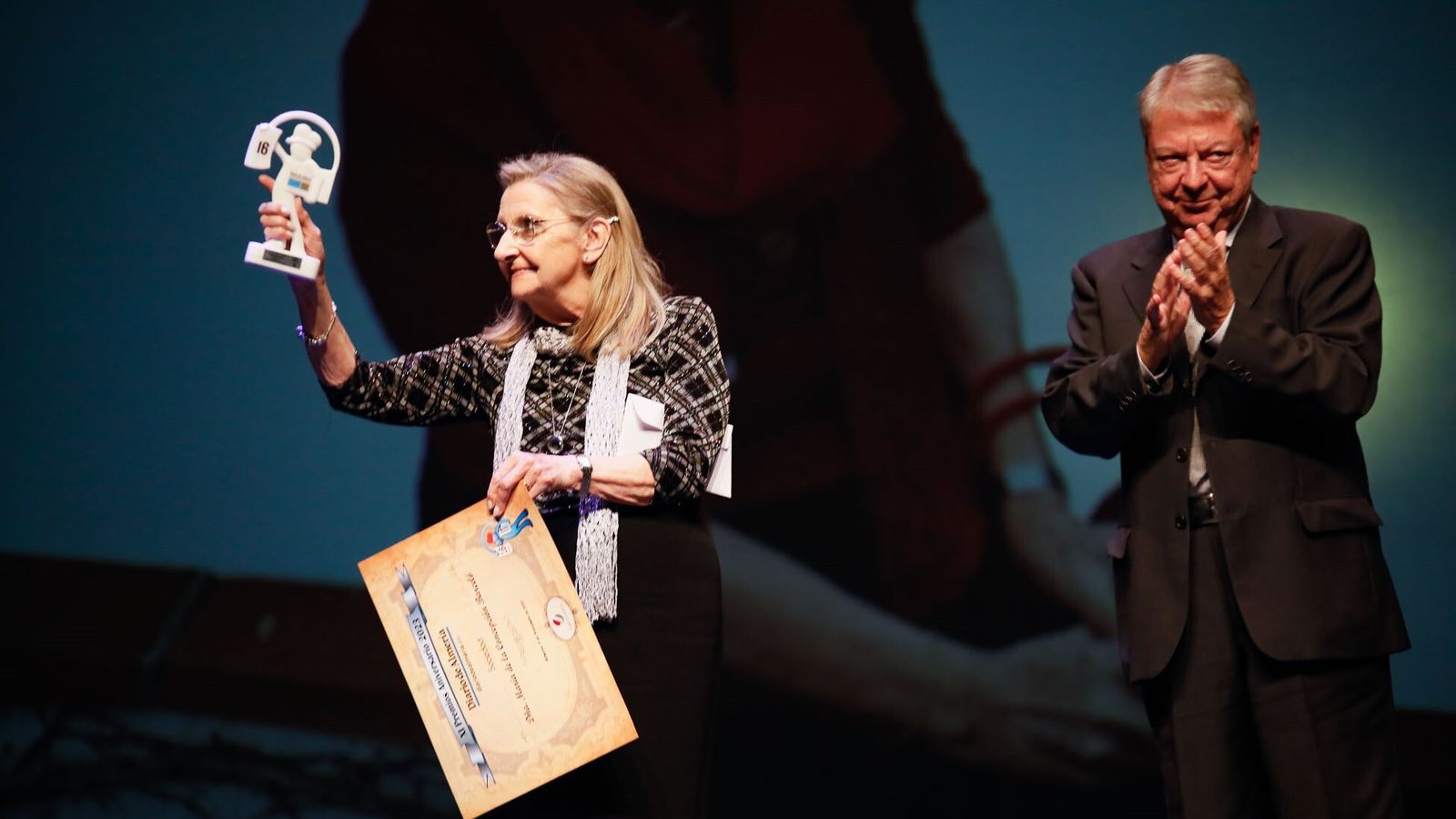 Concepción Barceló  recoge su galardón