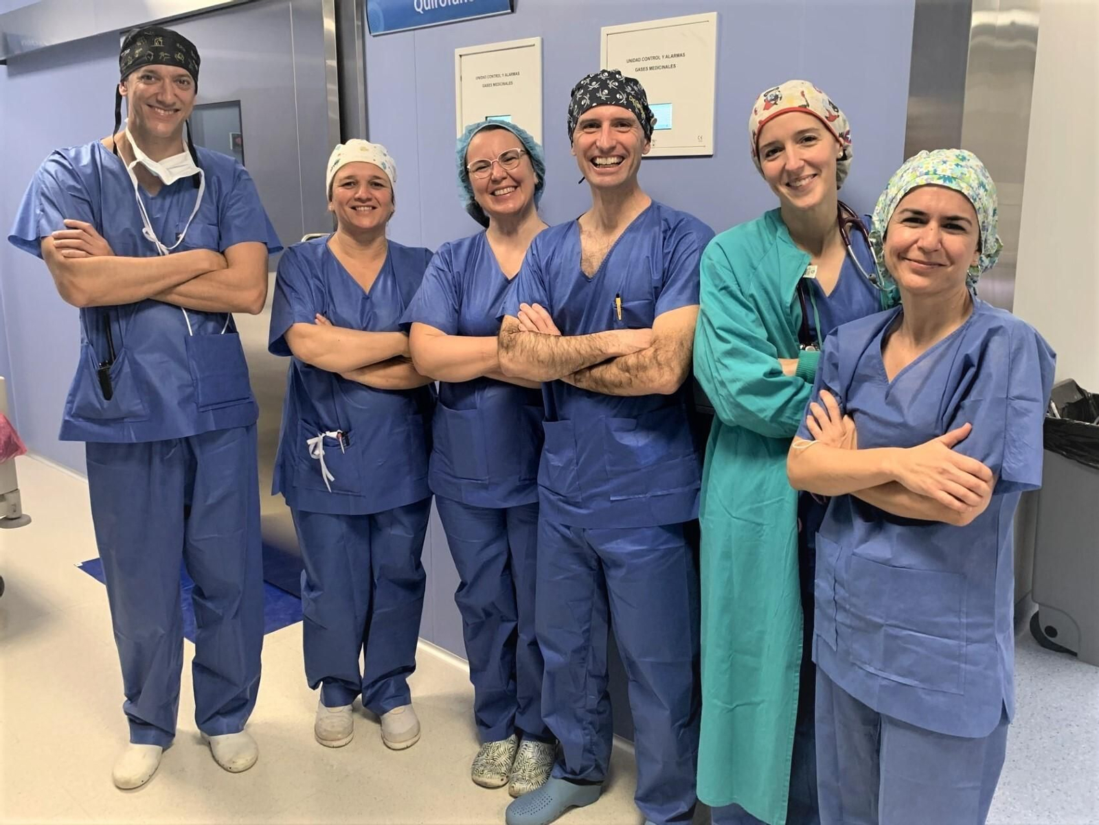 El ginecólogo Juan Carlos Delgado, en el centro, acompañado del resto del equipo que ha participado en las intervenciones.