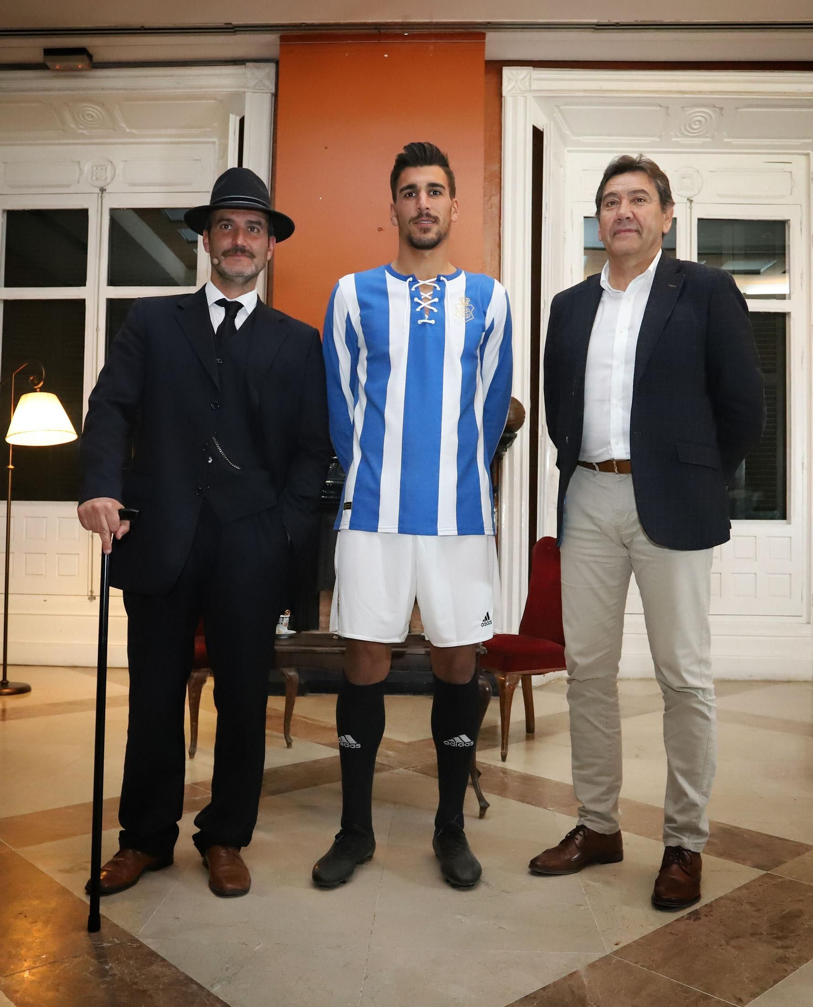 Imágenes de la camiseta del 130 aniversario del Recreativo de Huelva