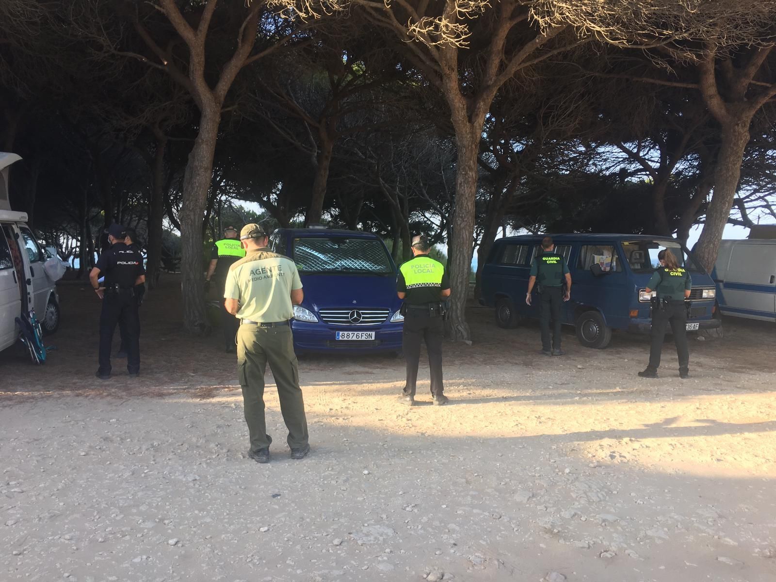 Agentes de distintos cuerpos del Estado y local en Tarifa.
