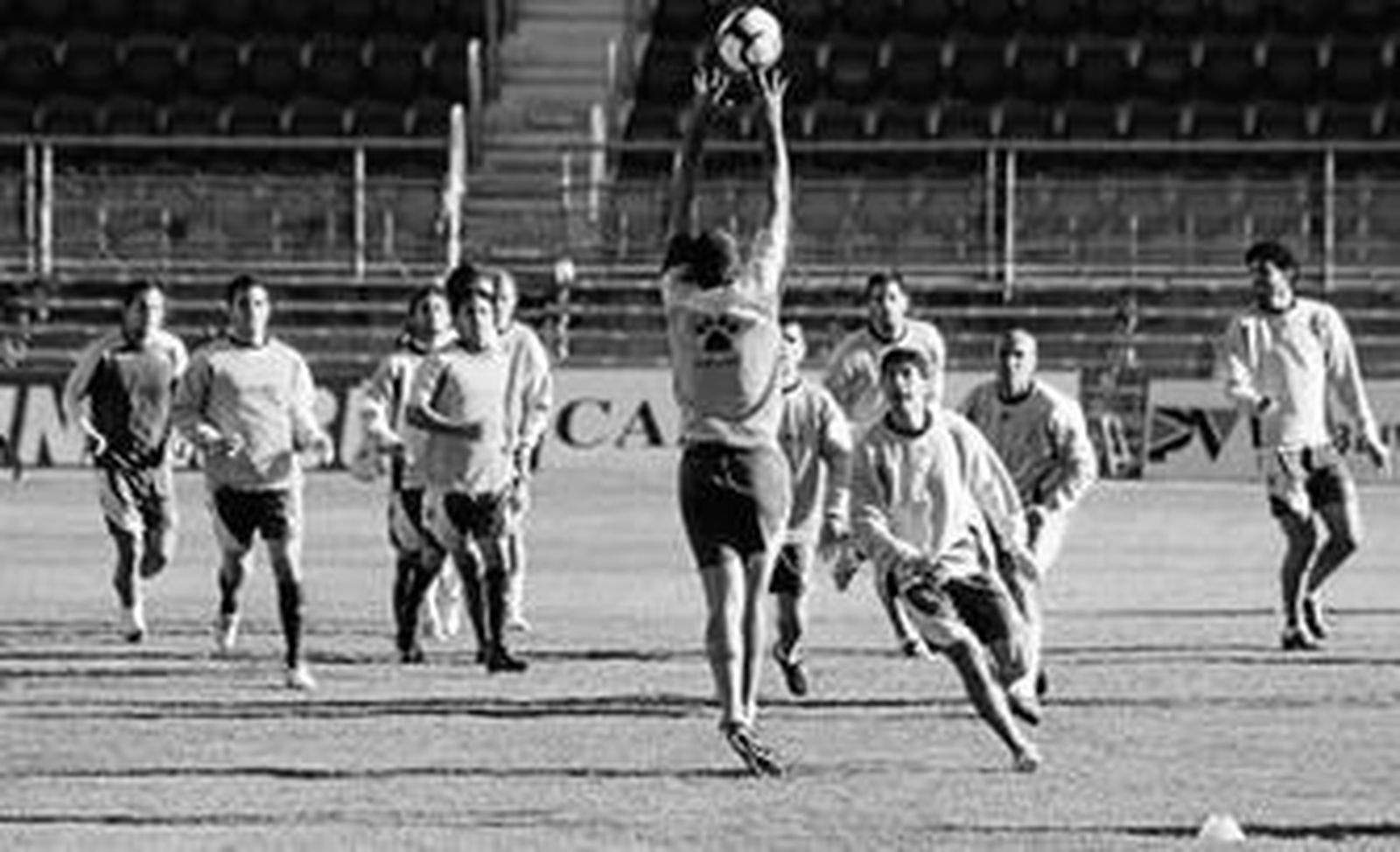 Los jugadores del Cádiz, durante una sesión de trabajo en el Ramón de Carranza.