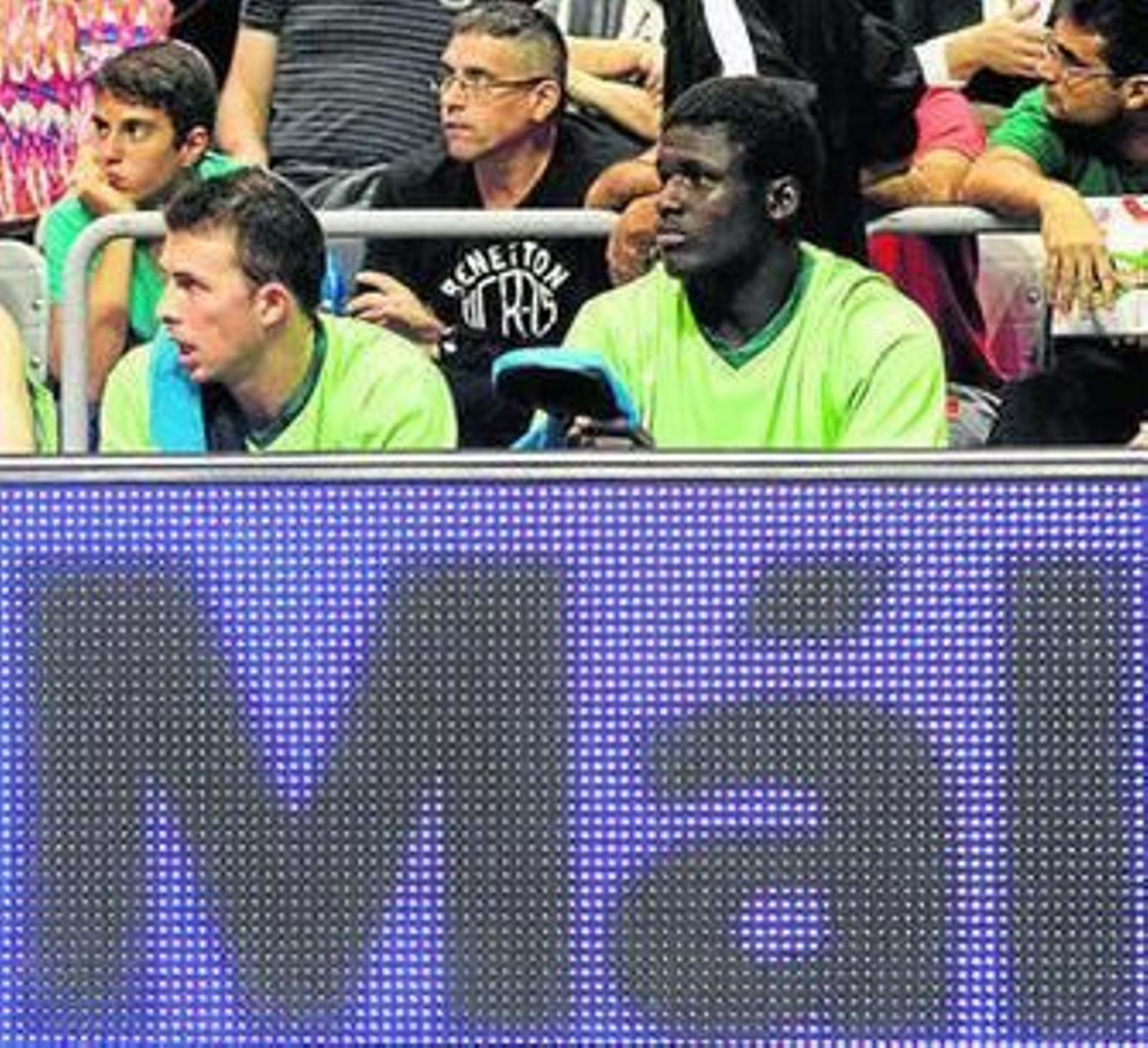 Maodo Nguirane contempla un partido desde el banquillo.