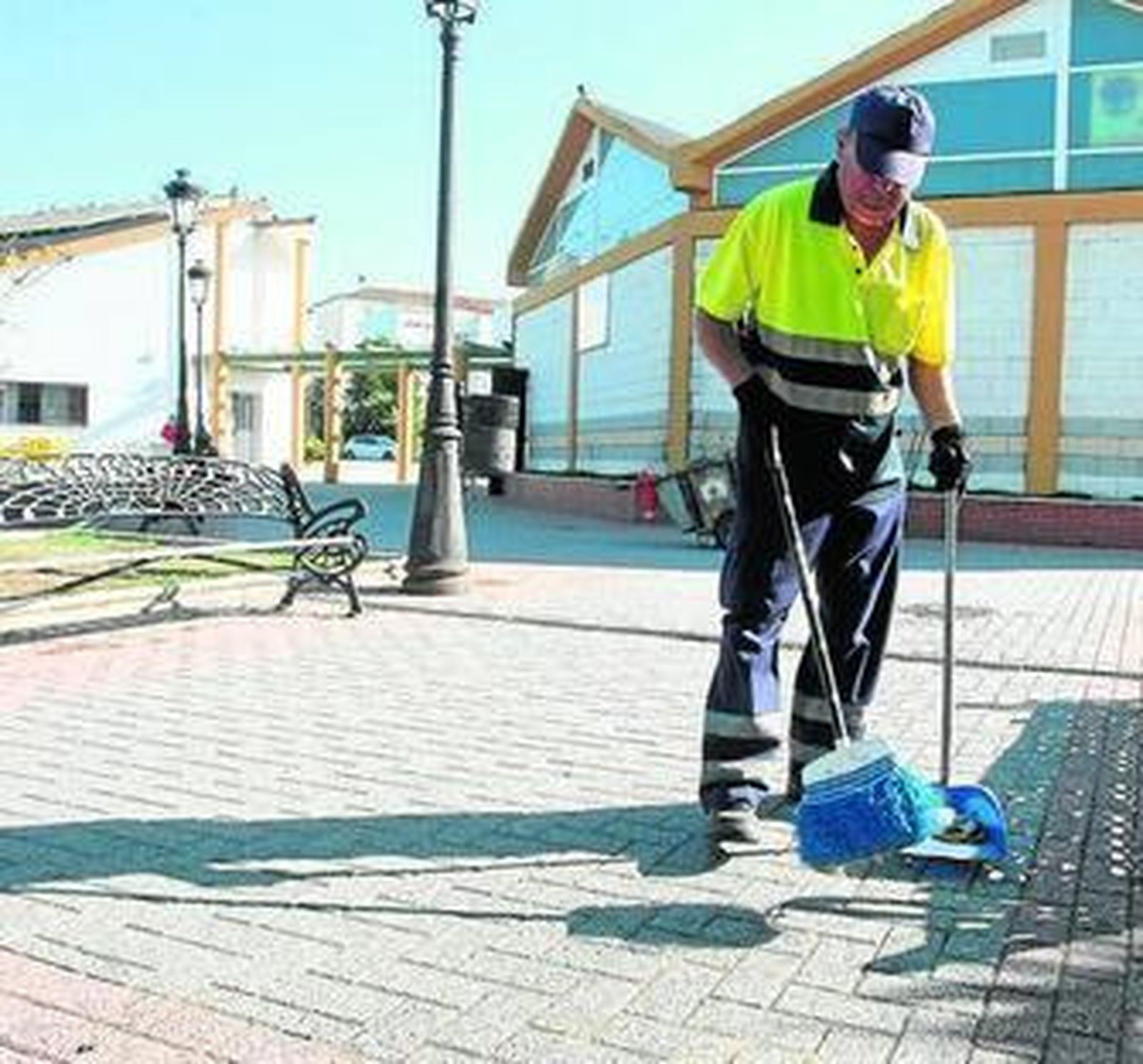 Un trabajador municipal del servicio de limpieza, en foto de archivo.