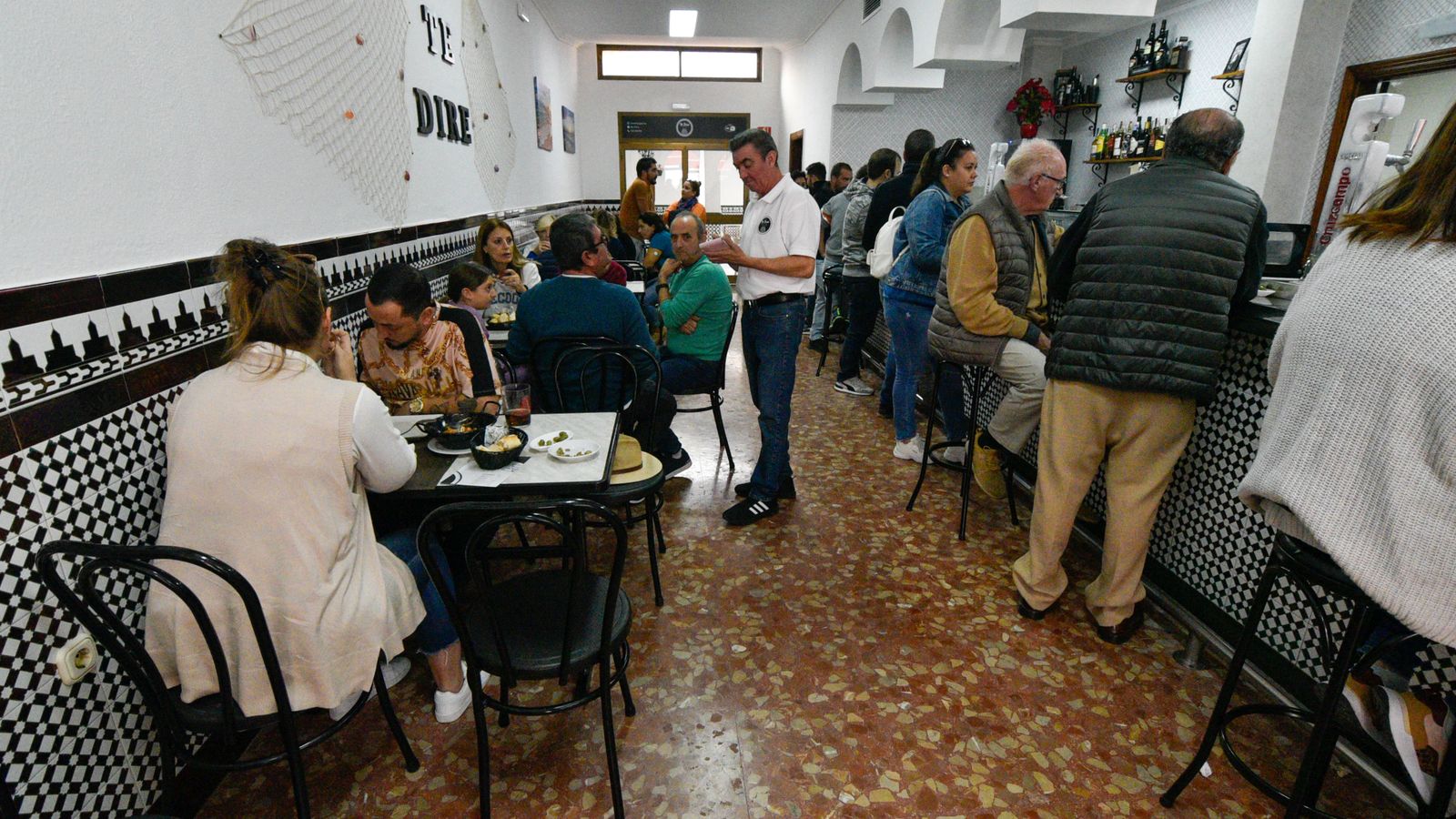Las fotos del primer dia de reapertura del Bar 'Te dire' en Algeciras