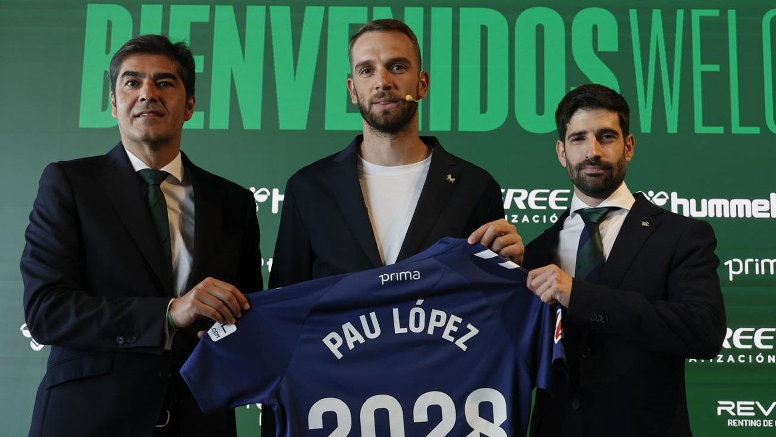 Pau López, escoltado por Ángel Haro y Álvaro Ladrón de Guevara en su presentación.