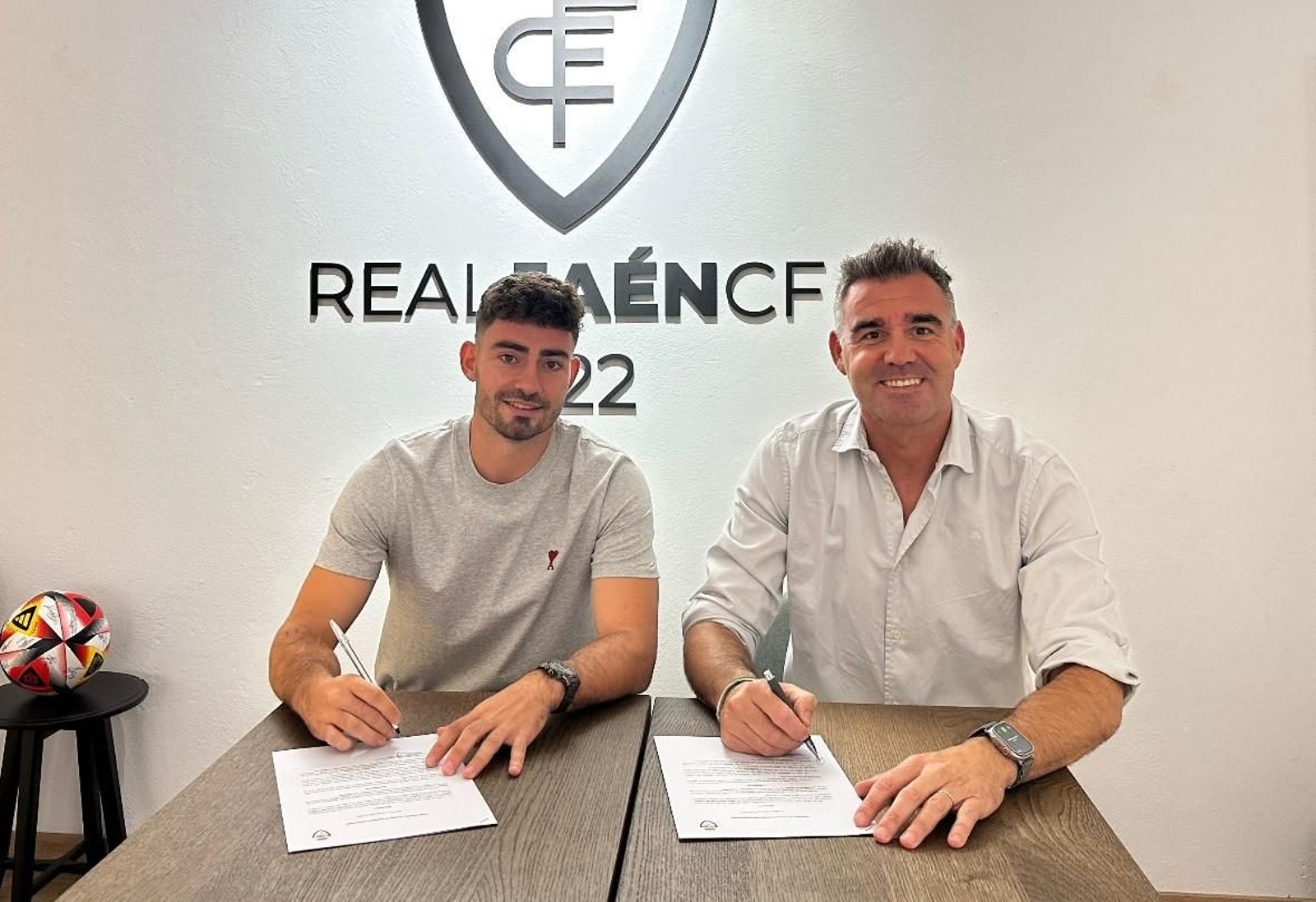 Fer Cortijo firma su contrato junto al director general, Fran Anera.