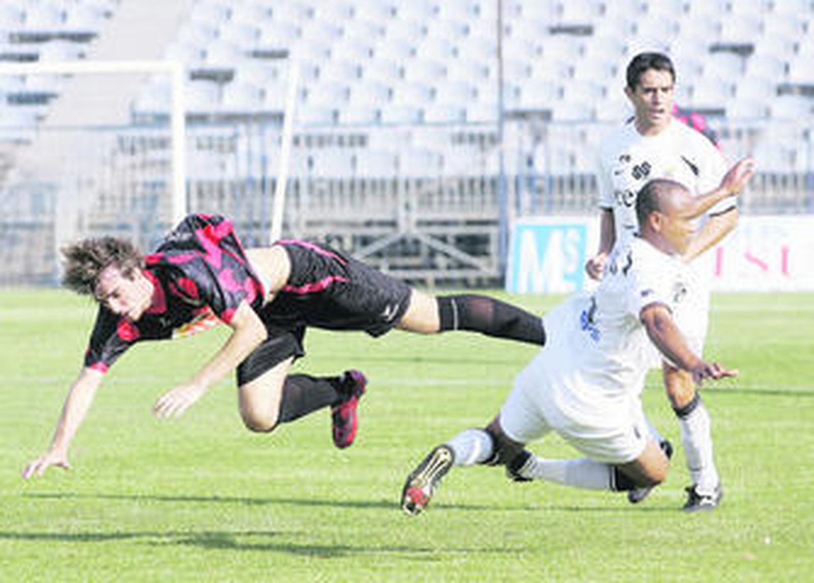 Manu Barreiro cae ante el ceutí Raúl Loe.