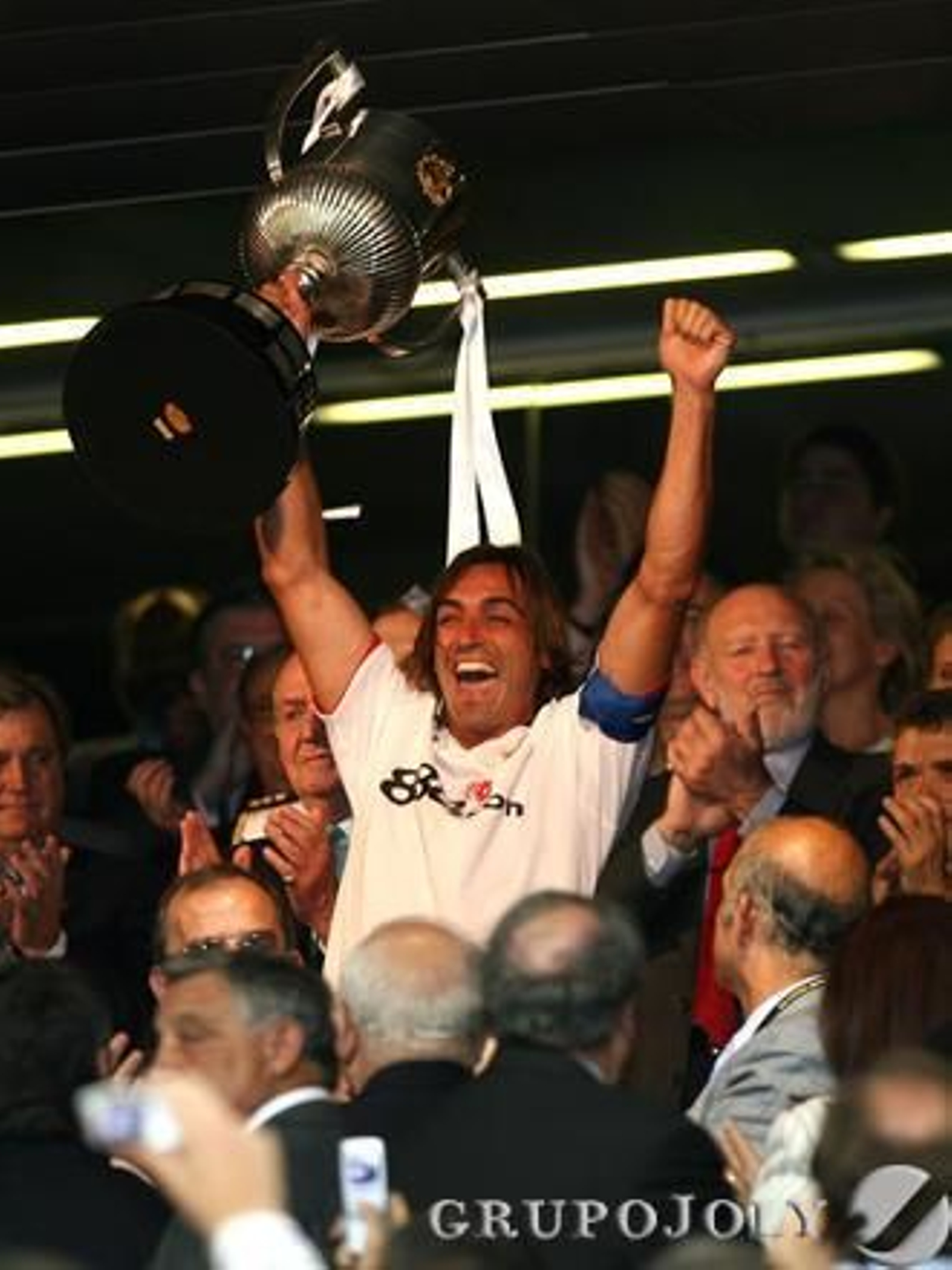 Testigo del éxito del Sevilla. El Rey fue testigo también de los triunfos del Sevilla, que conquistó la Copa del Rey en los años 2007 (en la imagen), ante el Getafe, y 2010, frente al Atlético de Madrid. En esta ocasión entregó el trofeo el Príncipe de Asturias.

Foto: D.S.