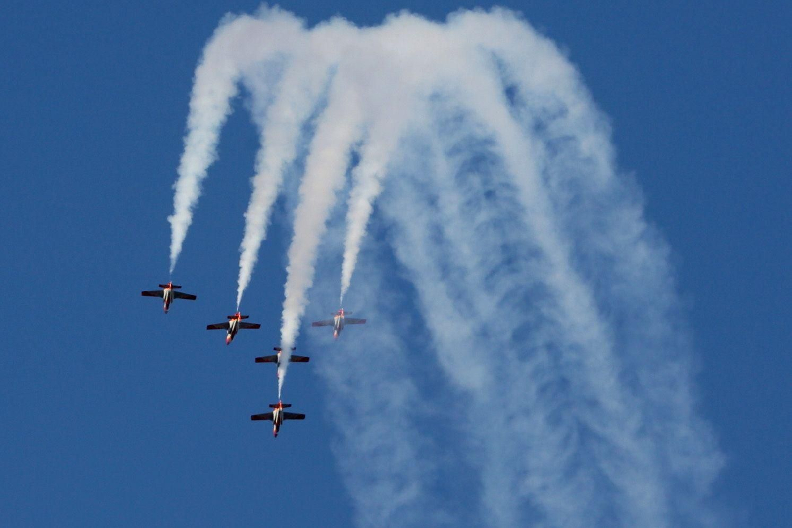 Espectaculares fotos de las acrobacias de la Patrulla Águila: cuatro décadas surcando los cielos