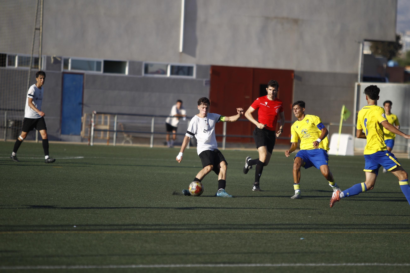 Un jugador cañaero realiza un pase en largo durante un encuentro disputado durante la presente temporada.