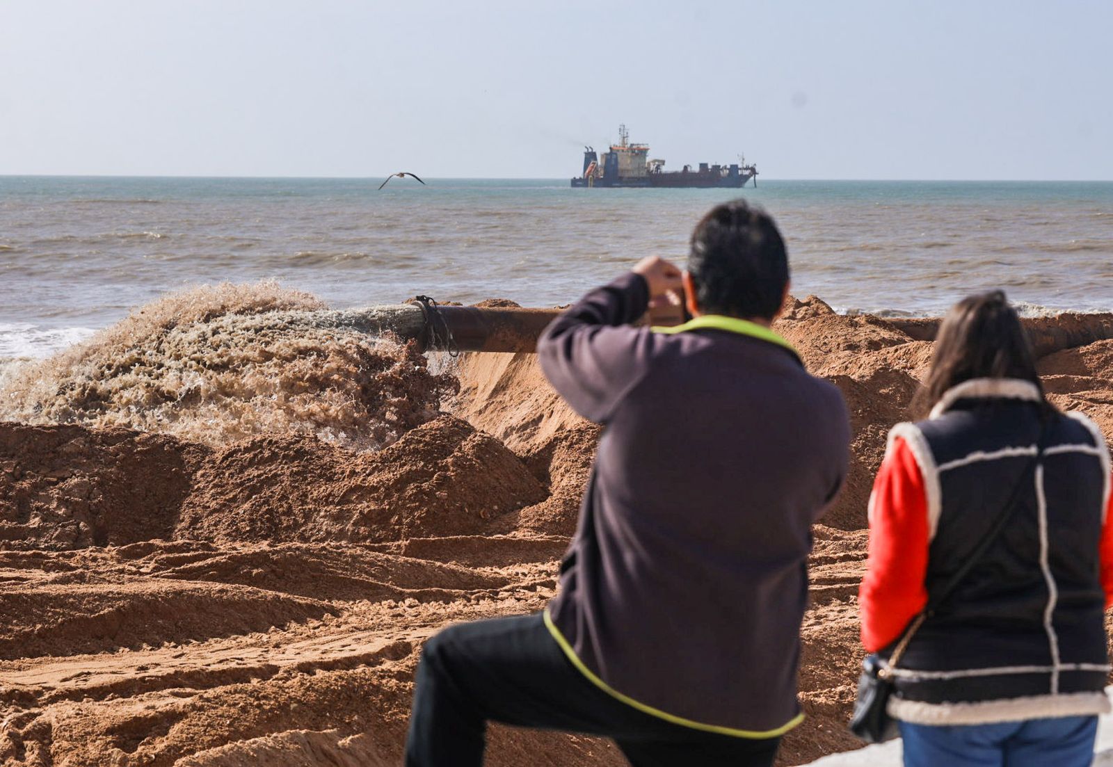Fotografías del aporte de arena a la playa de Matalascañas