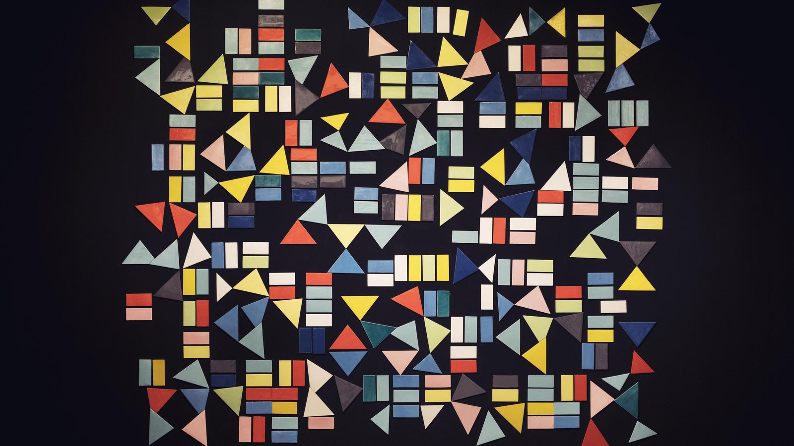 Mural cerámico 'S/T (persuasive pottery)' de Fer Clemente.