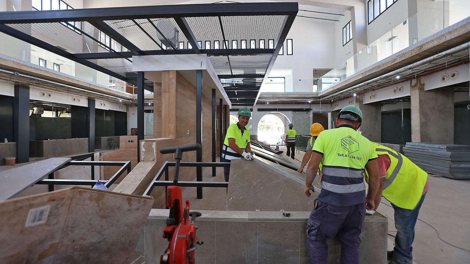 Trabajadores ultiman las obras en el interior del Mercado de San Sebastián, esta semana. Trabajadores ultiman las obras en el interior del Mercado de San Sebastián, esta semana.