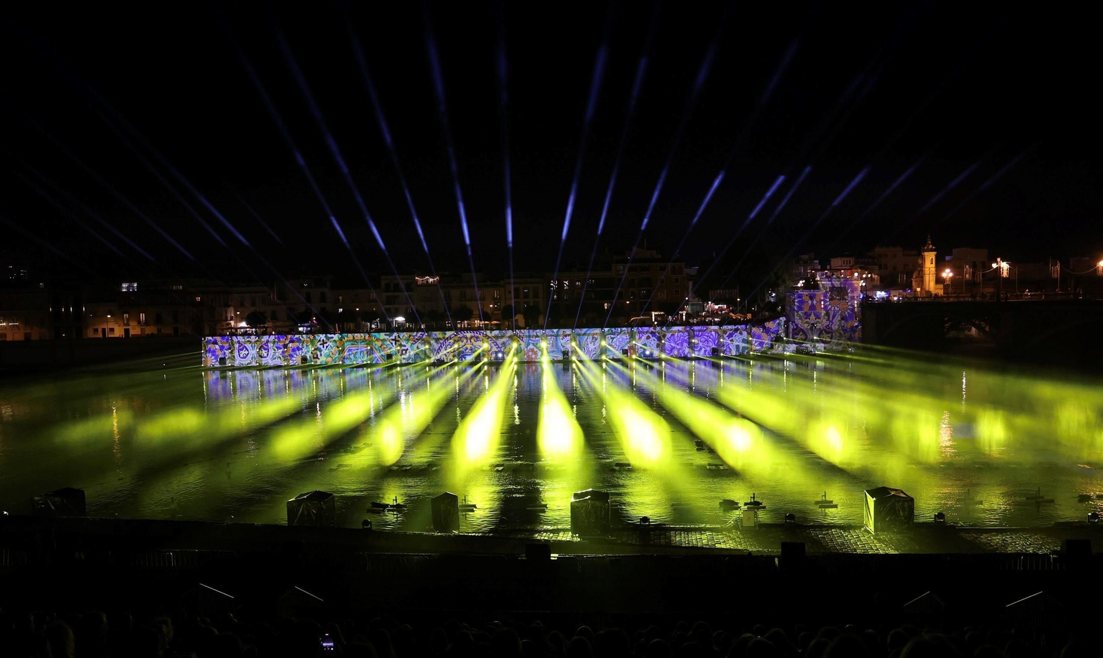 Así es la nueva edición de 'Navigalia': las fotos del espectáculo en el río