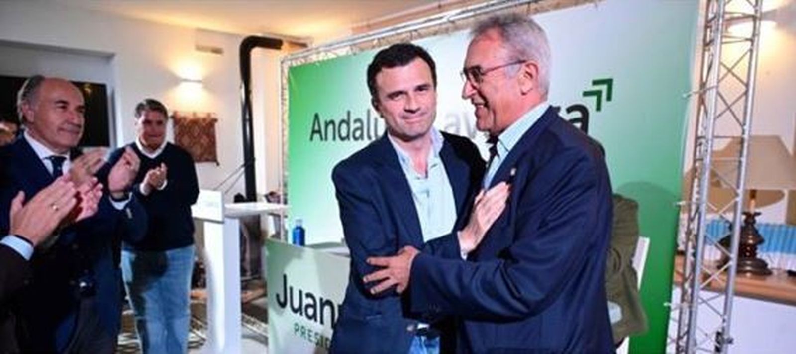 Bruno García felicita a José Antonio Santos.