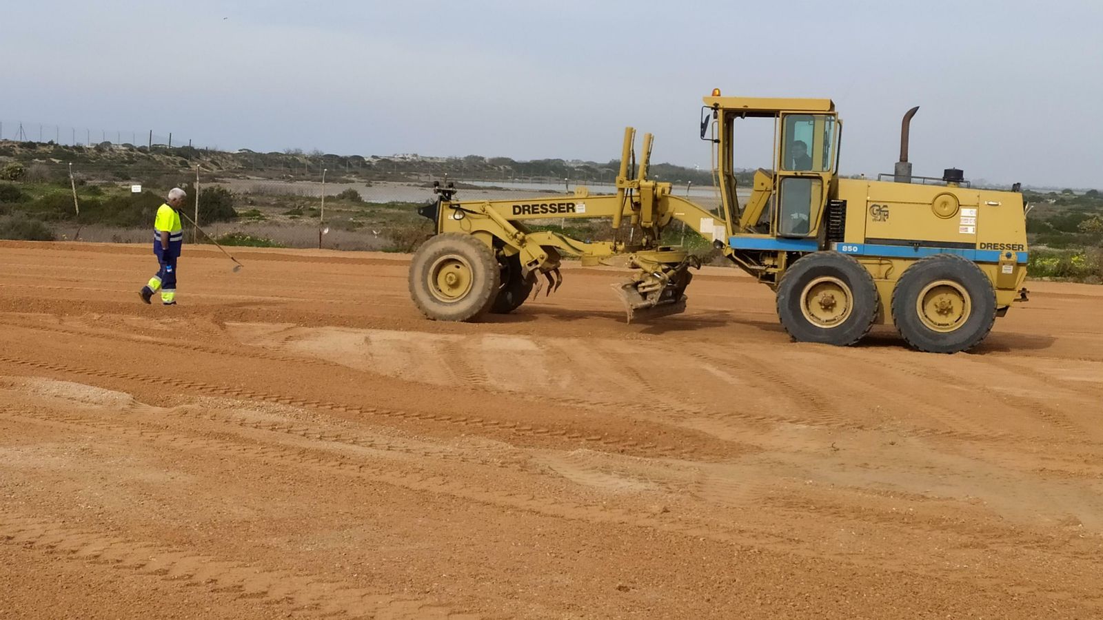 Operarios nivelando el terreno.