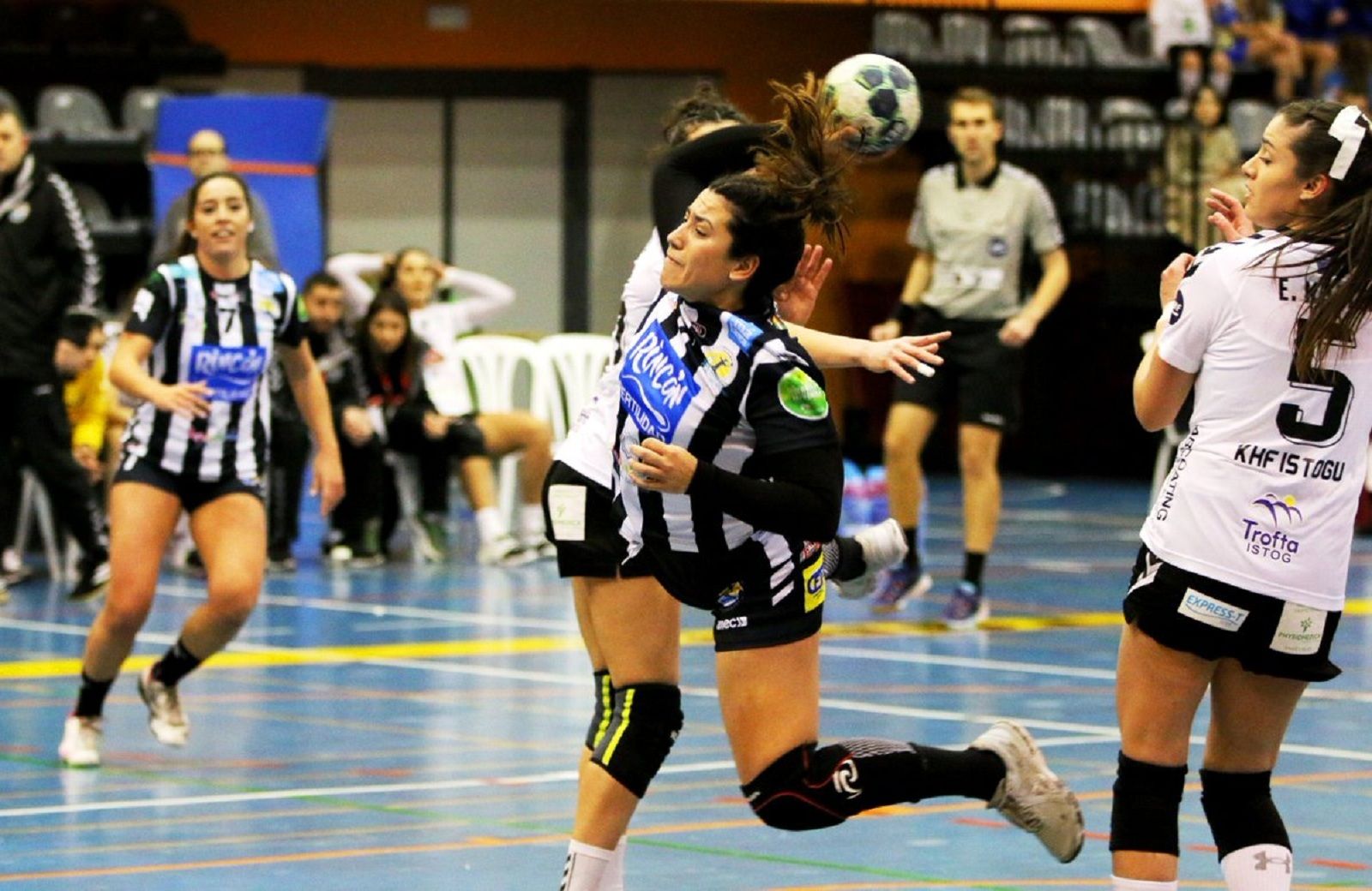 Nuria Andreu lanza en el partido ante el Istogu.