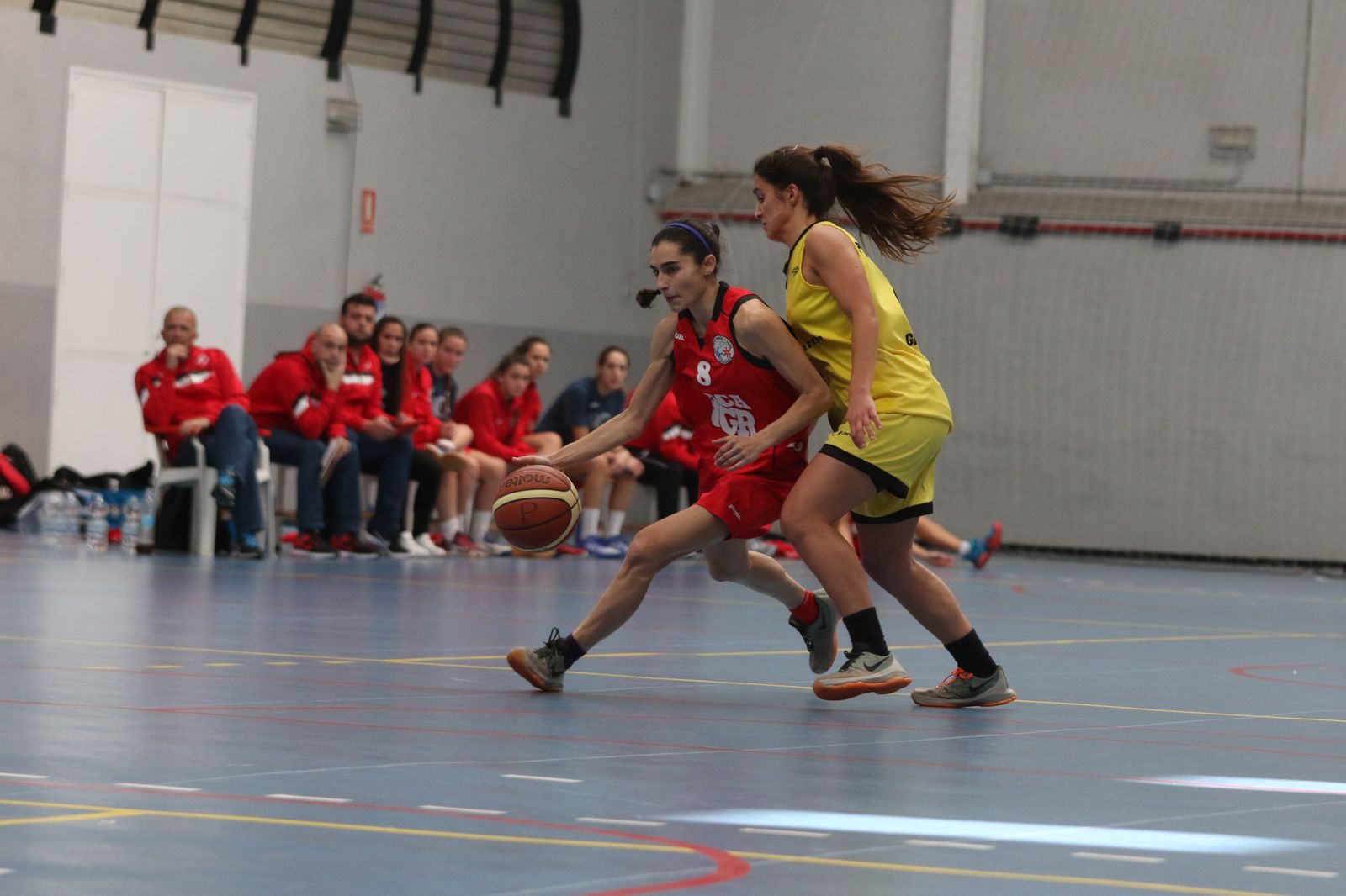 La universitaria Pili Arrivi maneja el balón durante el partido de ayer.