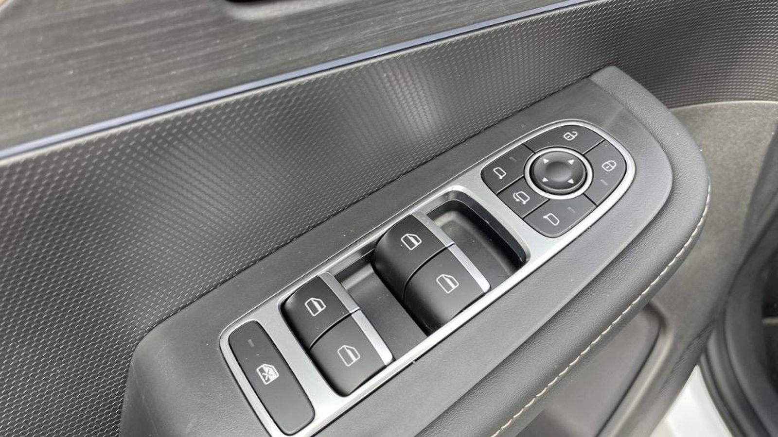 Los cuatro elevalunas son de un toque para la subida y bajadas de los cristales.