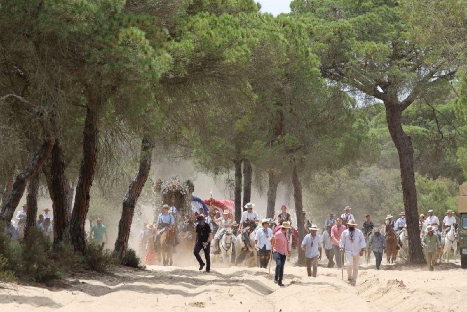 Imágenes de la Hermandad del Rocío de Jerez el jueves por el Coto