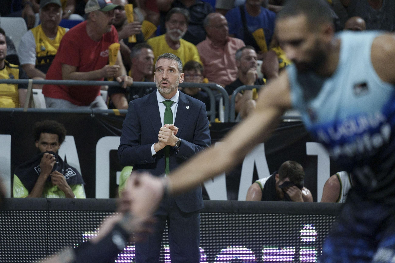 Ibon Navarro, con rostro preocupado durante el partido