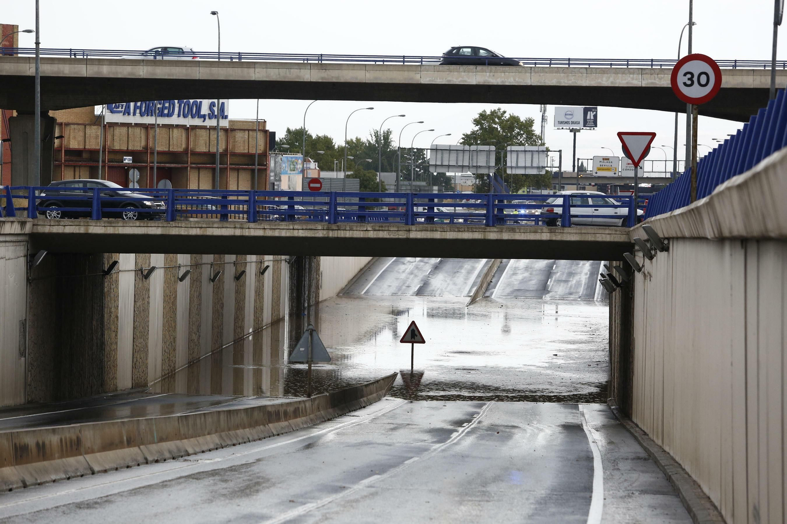 Imágenes del túnel anegado en la avenida de Andalucía