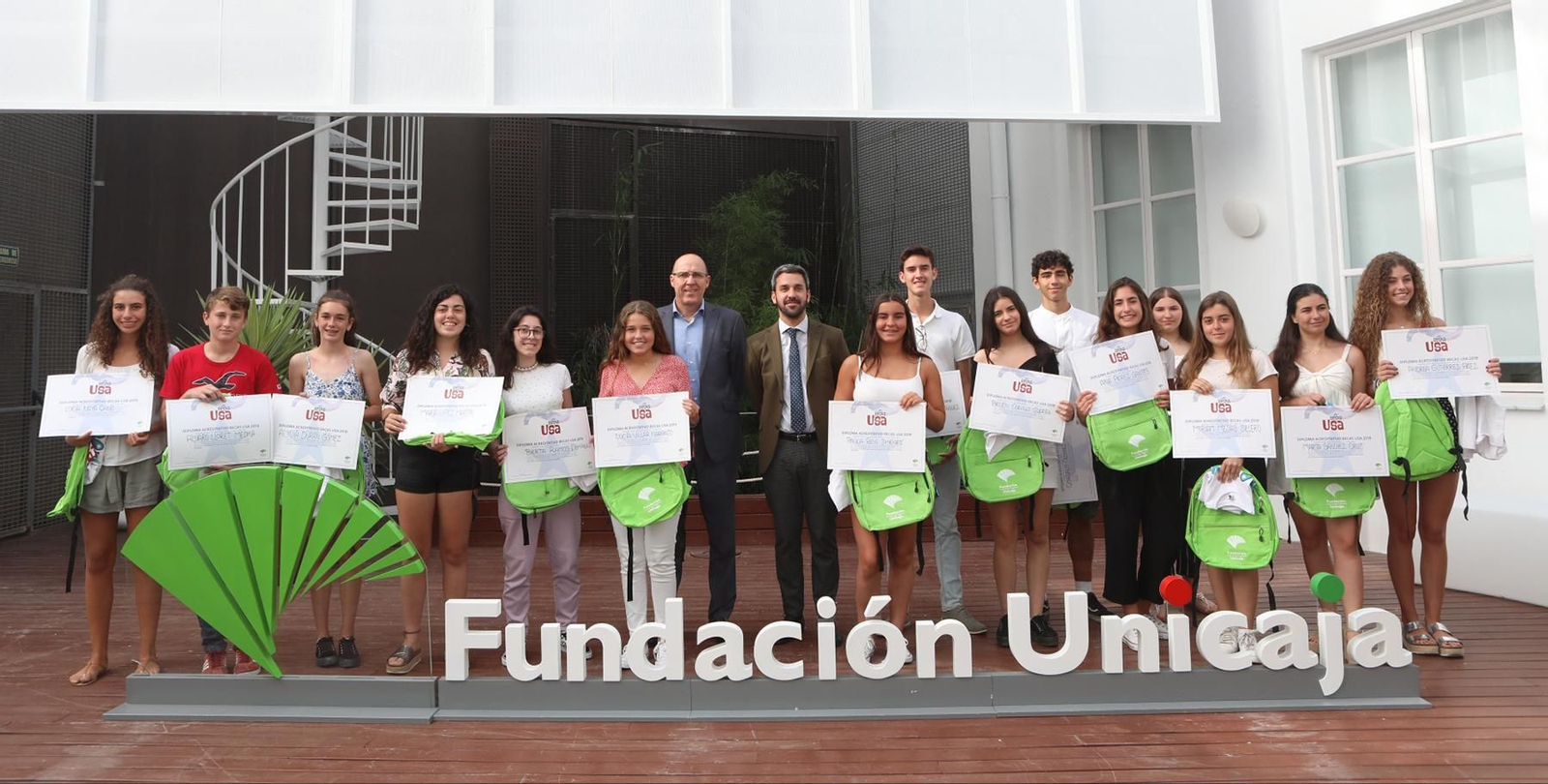 Un grupo de estudiantes premiados por la Fundación Unicaja.