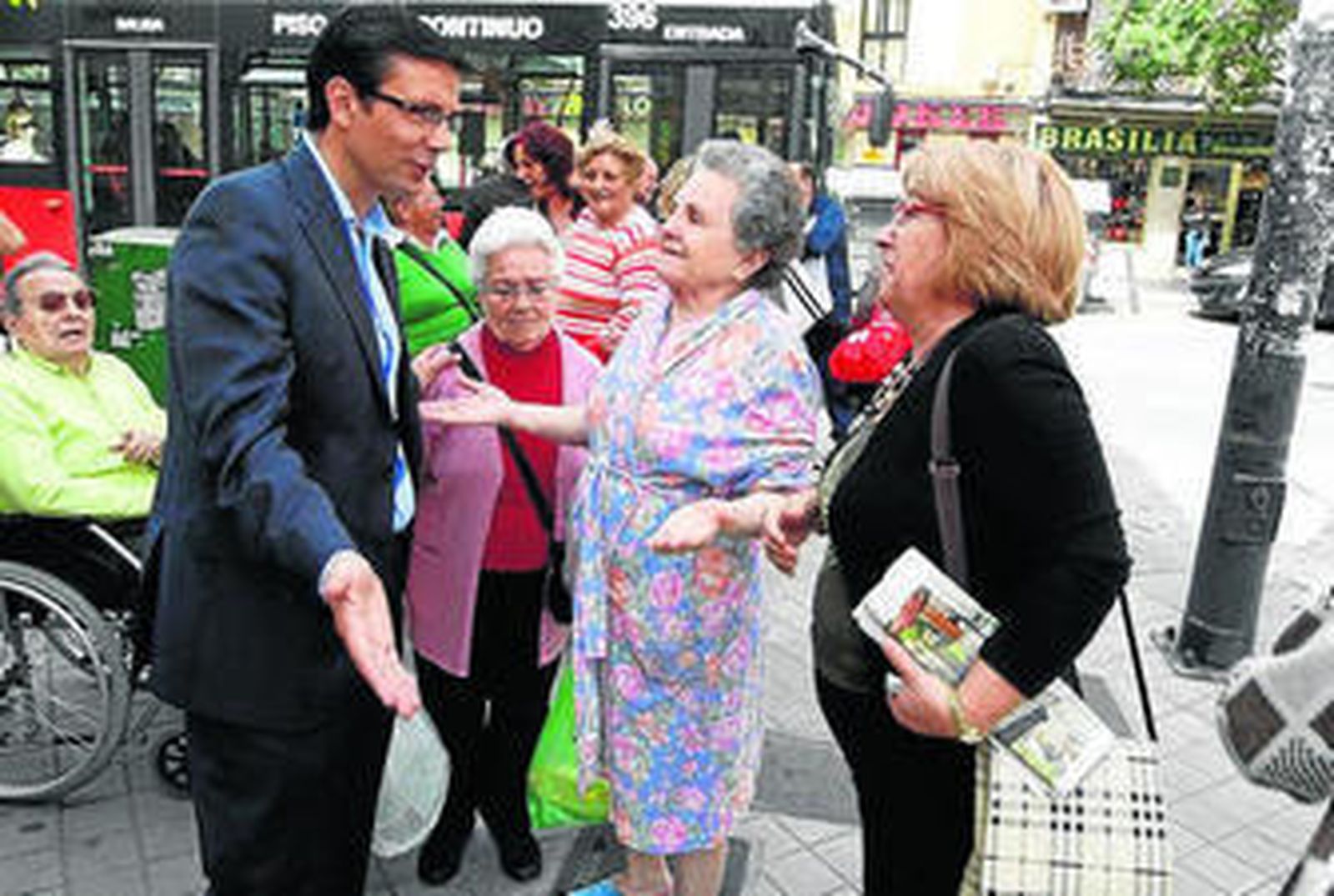 Paco Cuenca visita la barriada de Santa Adela, en el Zaidín.
