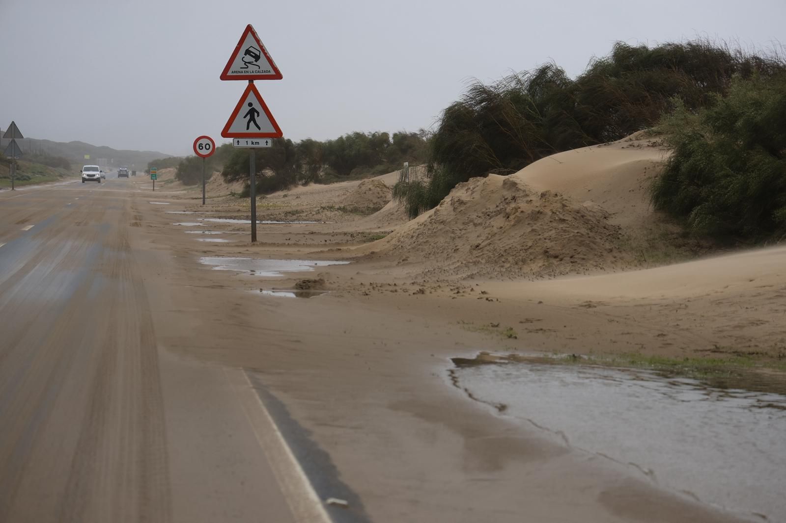 Cortan la carretera de La Bota en Punta Umbría por el temporal: la arena de la playa cubre al completo la vía