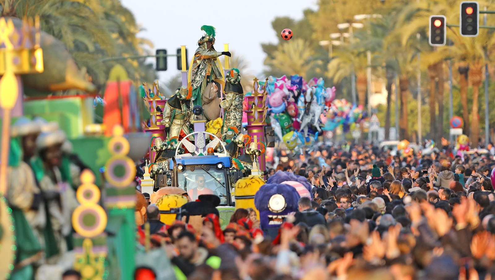 Baltasar avanza por la Avenida, durante la Cabalgata del pasado 5 de enero.