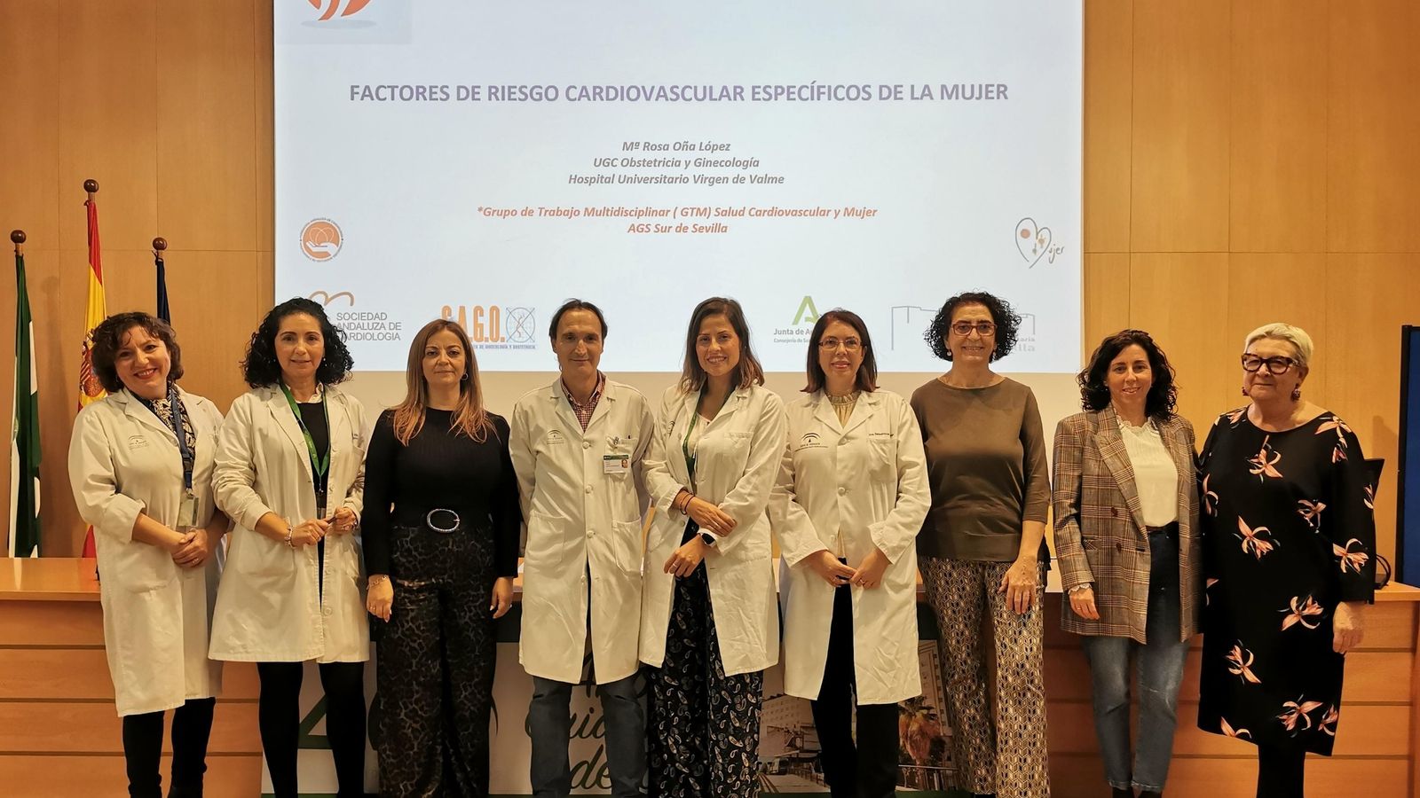 Ponentes de la jornada junto a la directora gerente del Área de Gestión Sanitaria Sur de Sevilla.