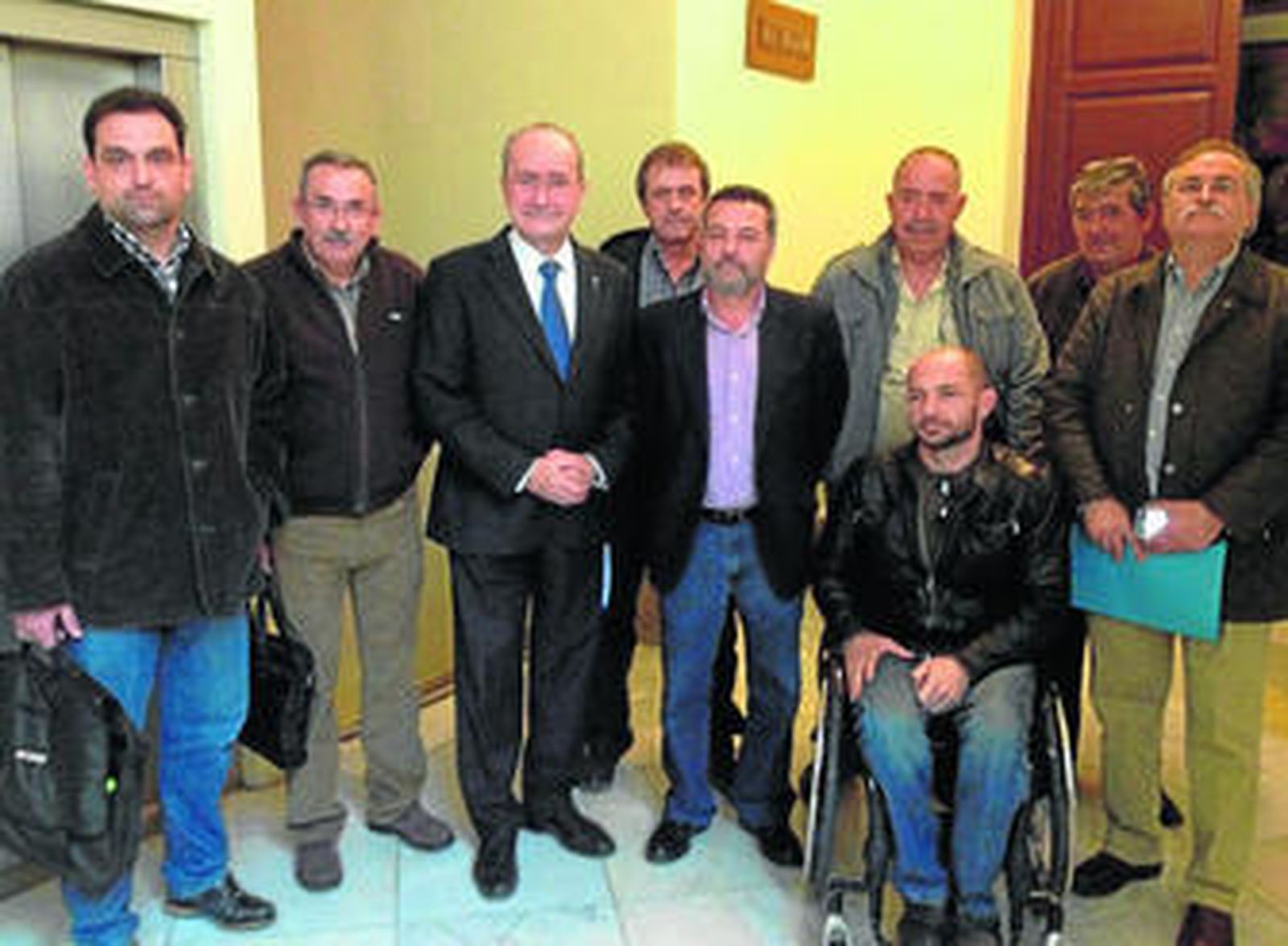 Manuel García, Francisco de la Torre y Raúl López, ayer, junto a los representantes de los taxistas.