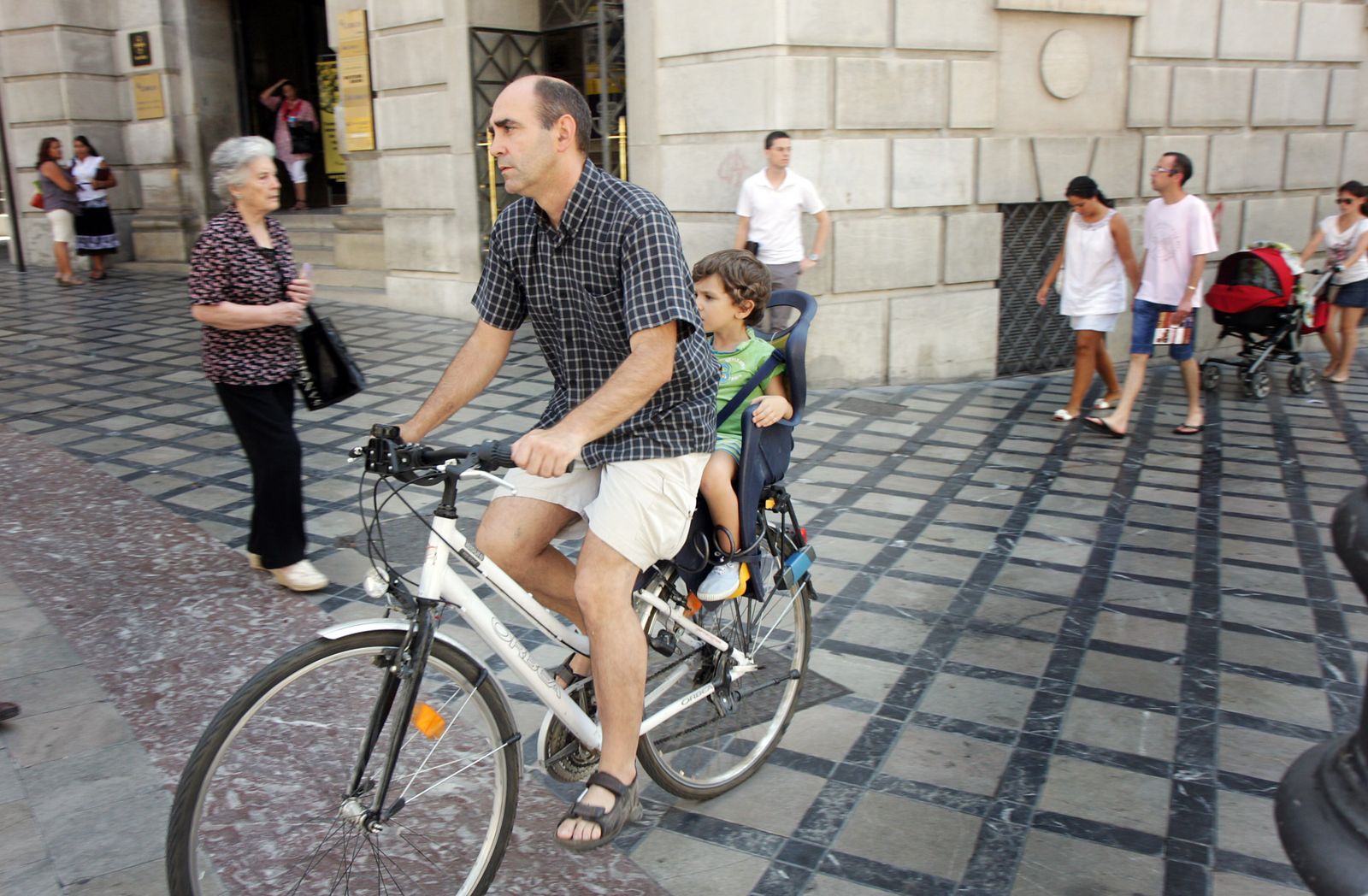 Carazo entrega los premios 'Ponte en Marcha' a escolares de Granada, Sevilla y Cádiz