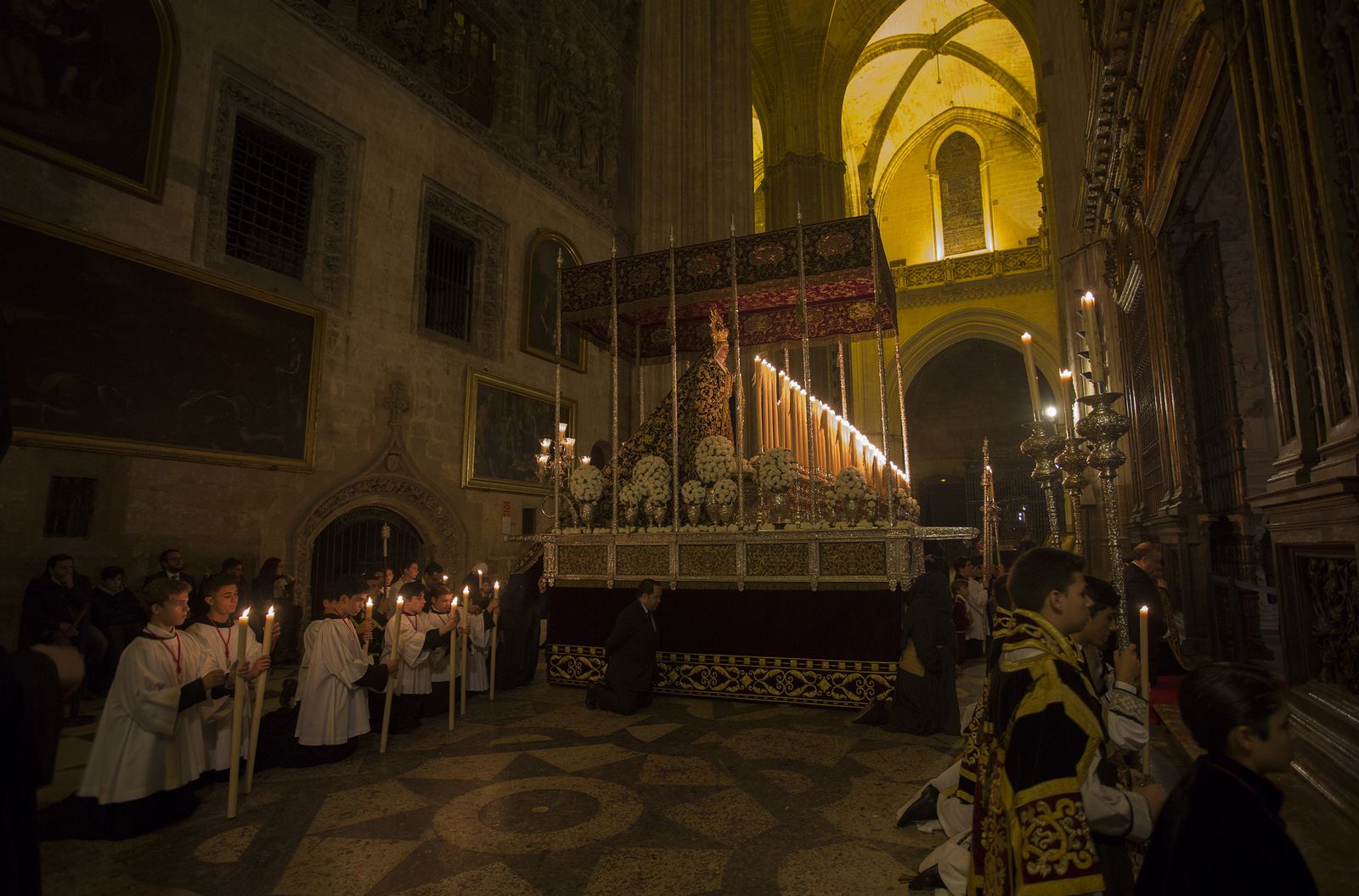 El paso de las hermandades de la Madrugada por la Catedral de Sevilla