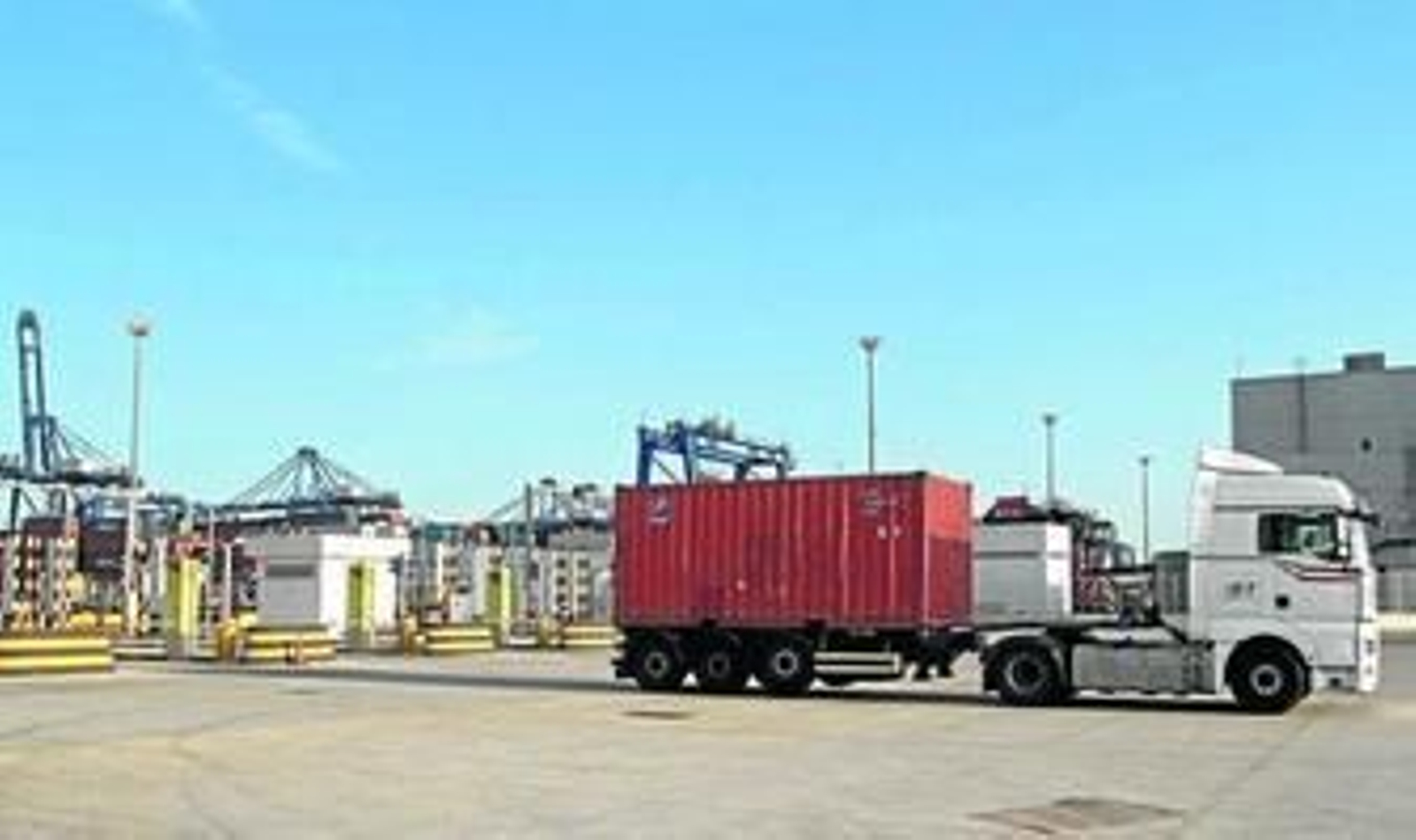 Un camión con un contenedor sale de la terminal de TTI Algeciras.