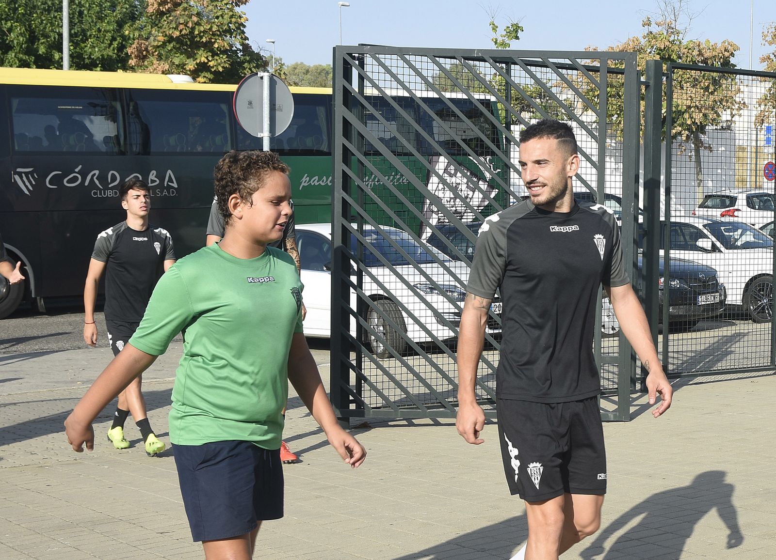 Fernández charla con un aficionado a la entrada a las instalaciones de El Fontanar.