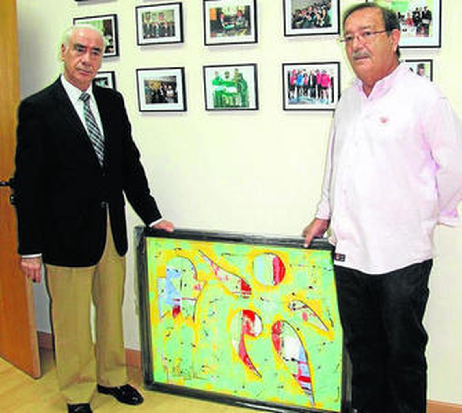 Rincón hace entrega a Alonso de un cuadro.