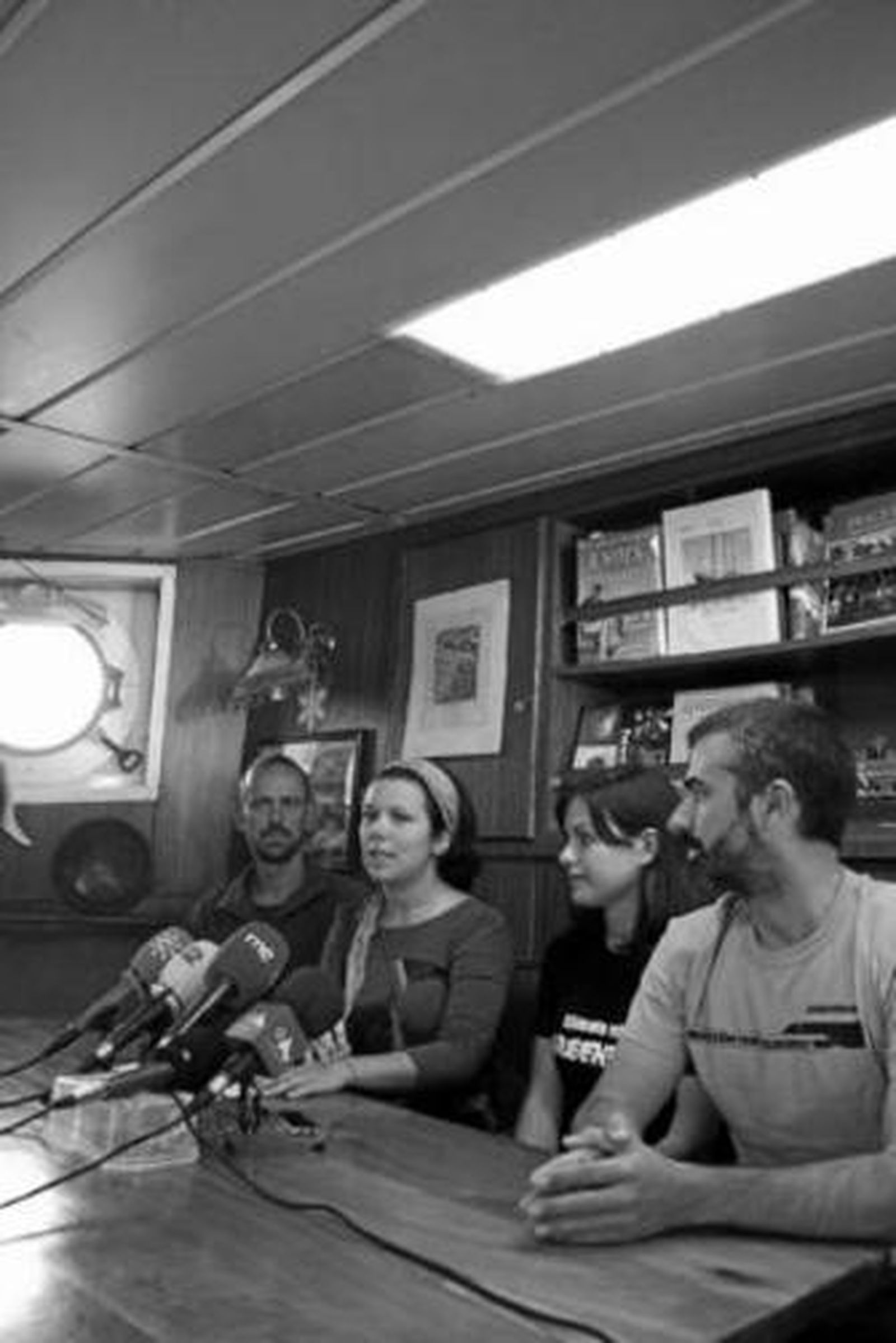 Activistas de Greenpeace, ayer a bordo del 'Rainbow Warrior'.