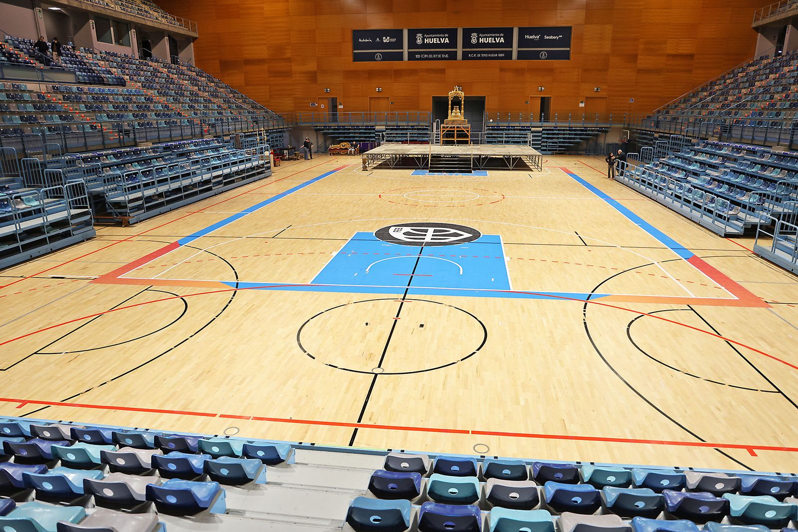 Las fotografías de los preparativos en el Carolina Marín para la Misa funeral por las víctimas de Adamuz