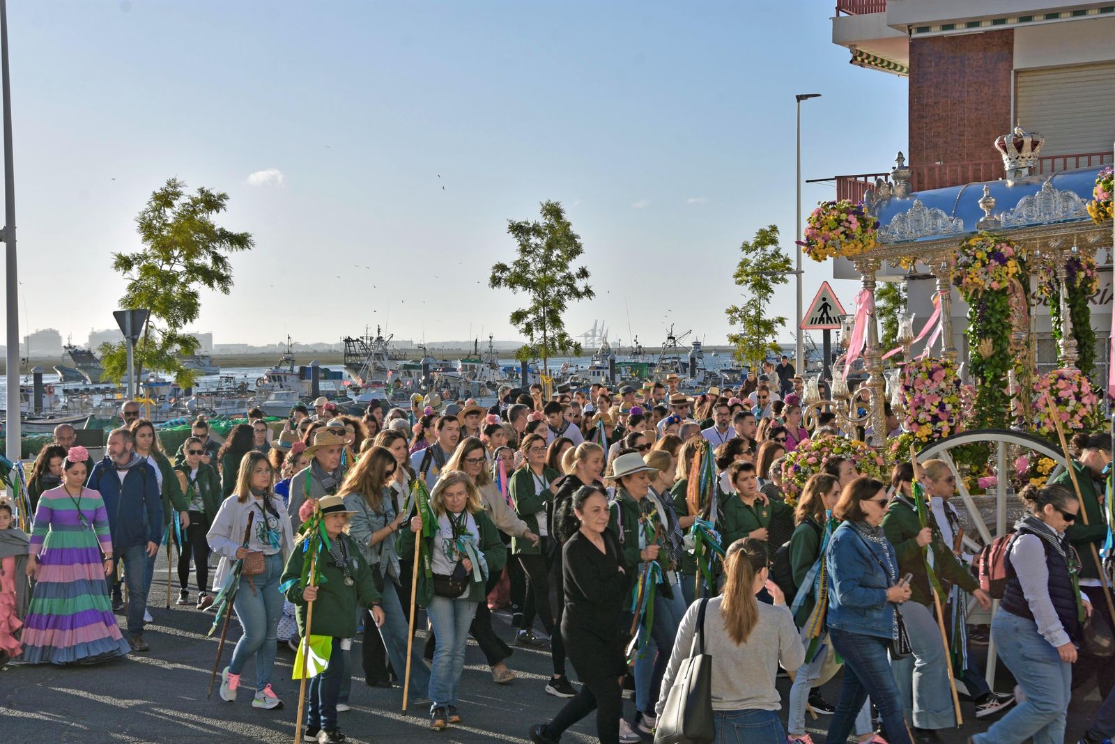 La Hermandad del Rocío de Punta Umbría, en su salida hacia la Aldea en la mañana de este martes.